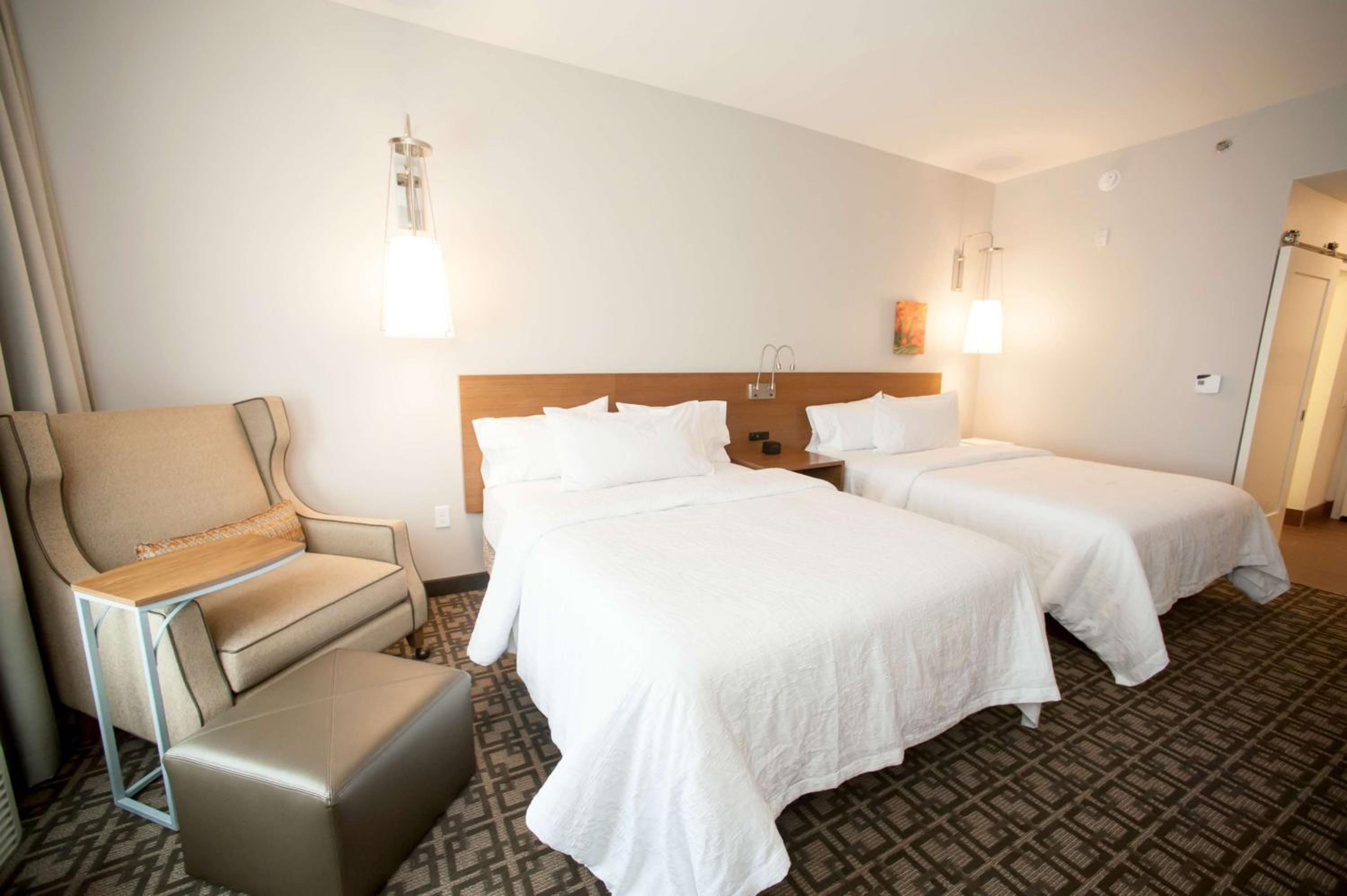 Queen Room with Two Queen Beds thumbnail 5