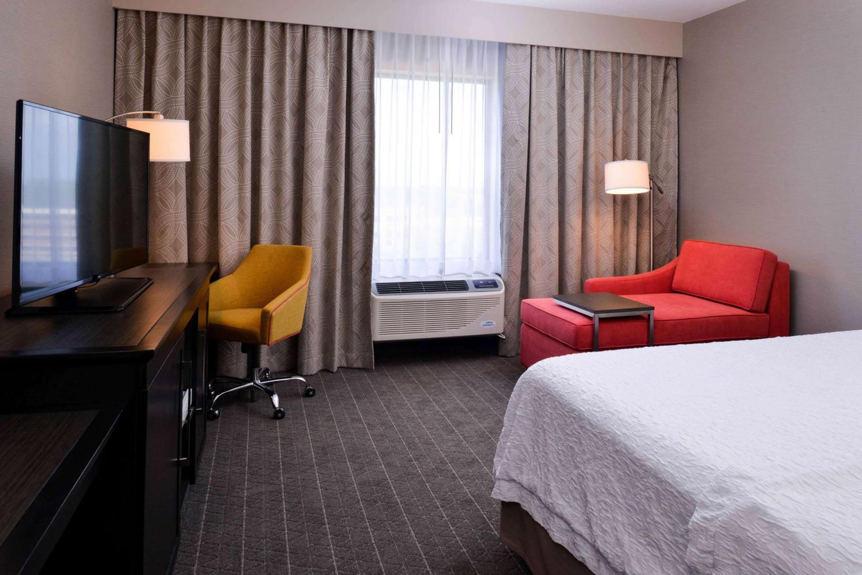King Room with Accessible Tub - Mobility and Hearing Access/Non-Smoking photo 1