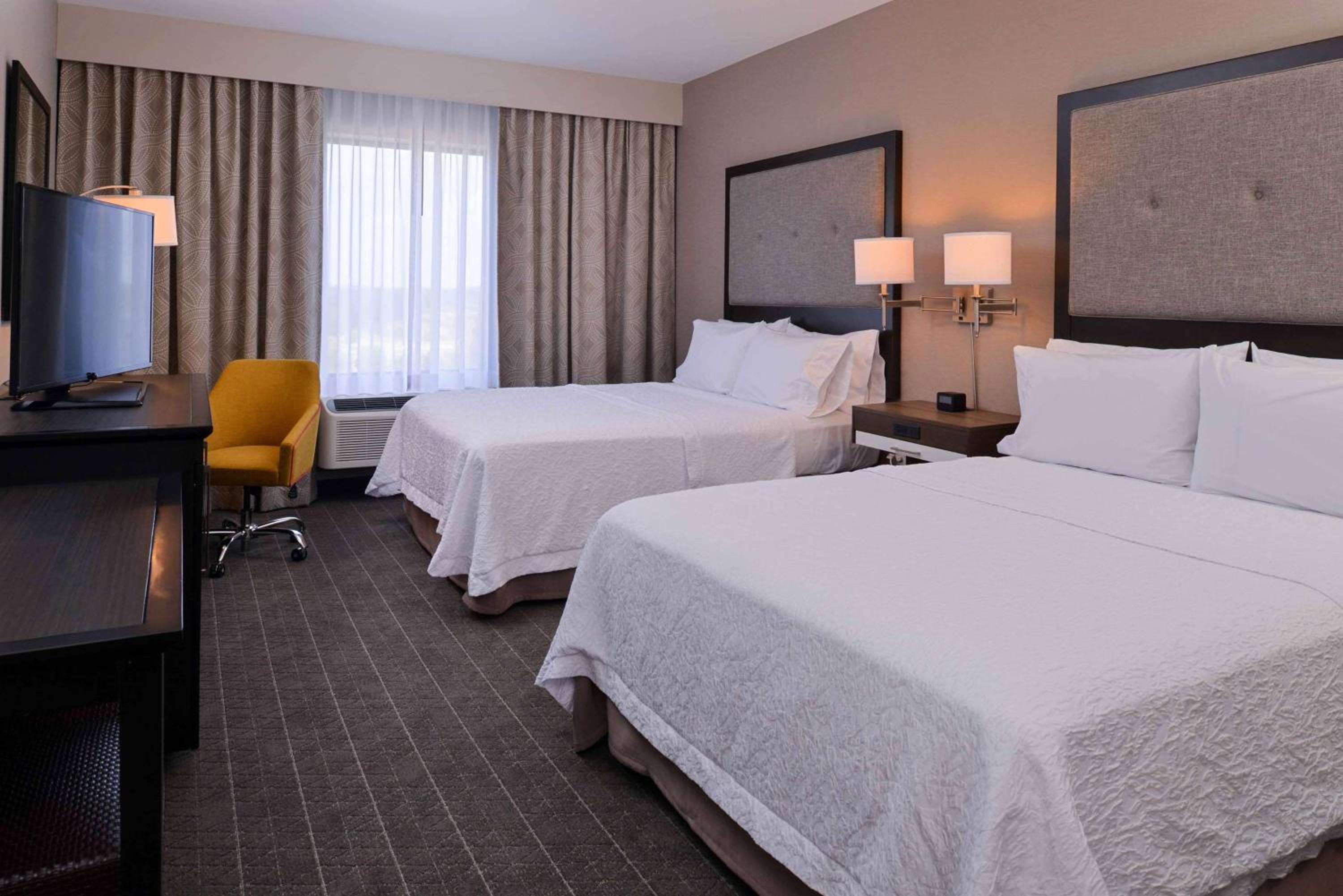 Queen Room with Two Queen Beds - Hearing Access/Non-Smoking photo 3