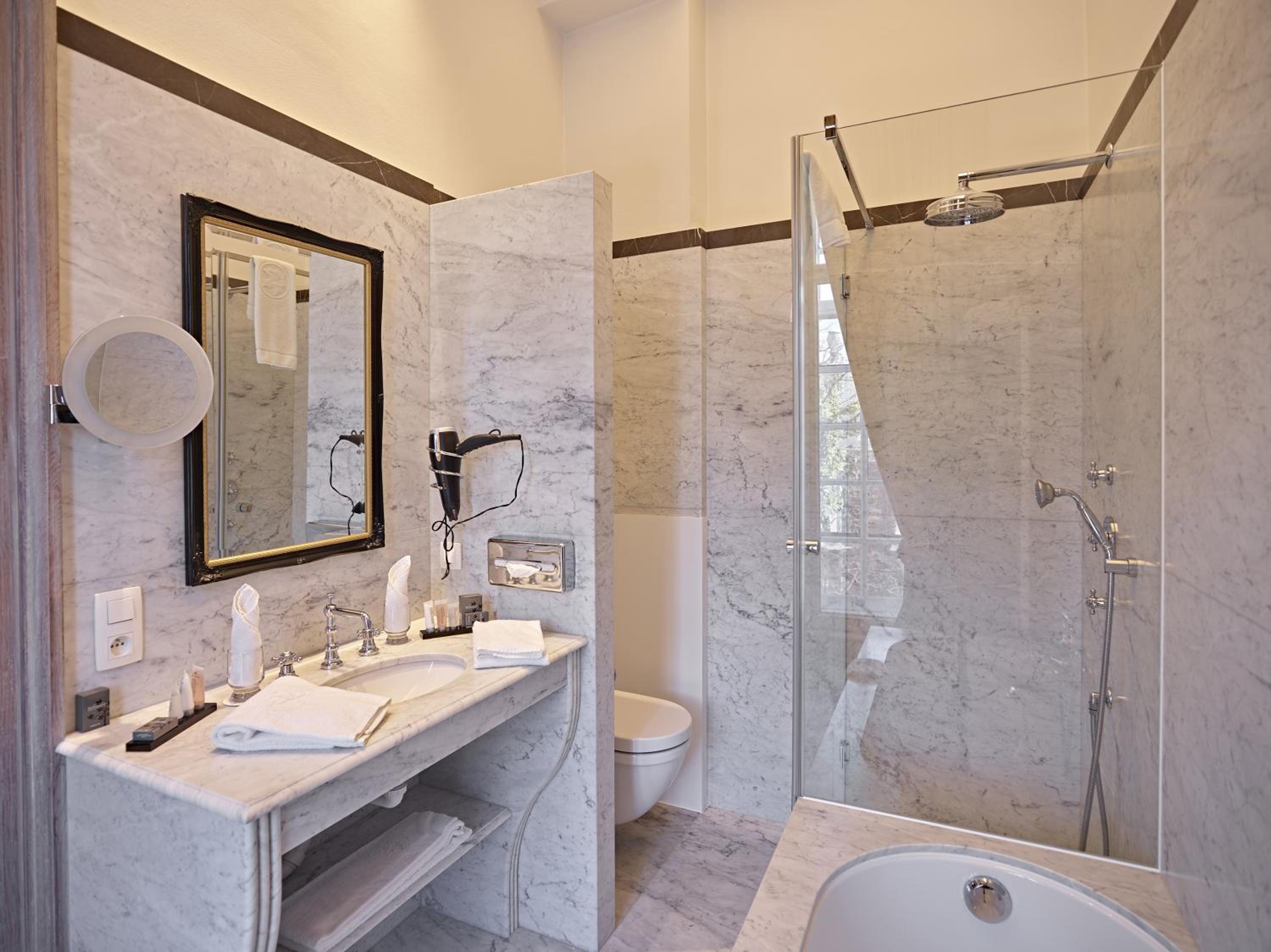 Royal Executive Room with Canal View thumbnail 6