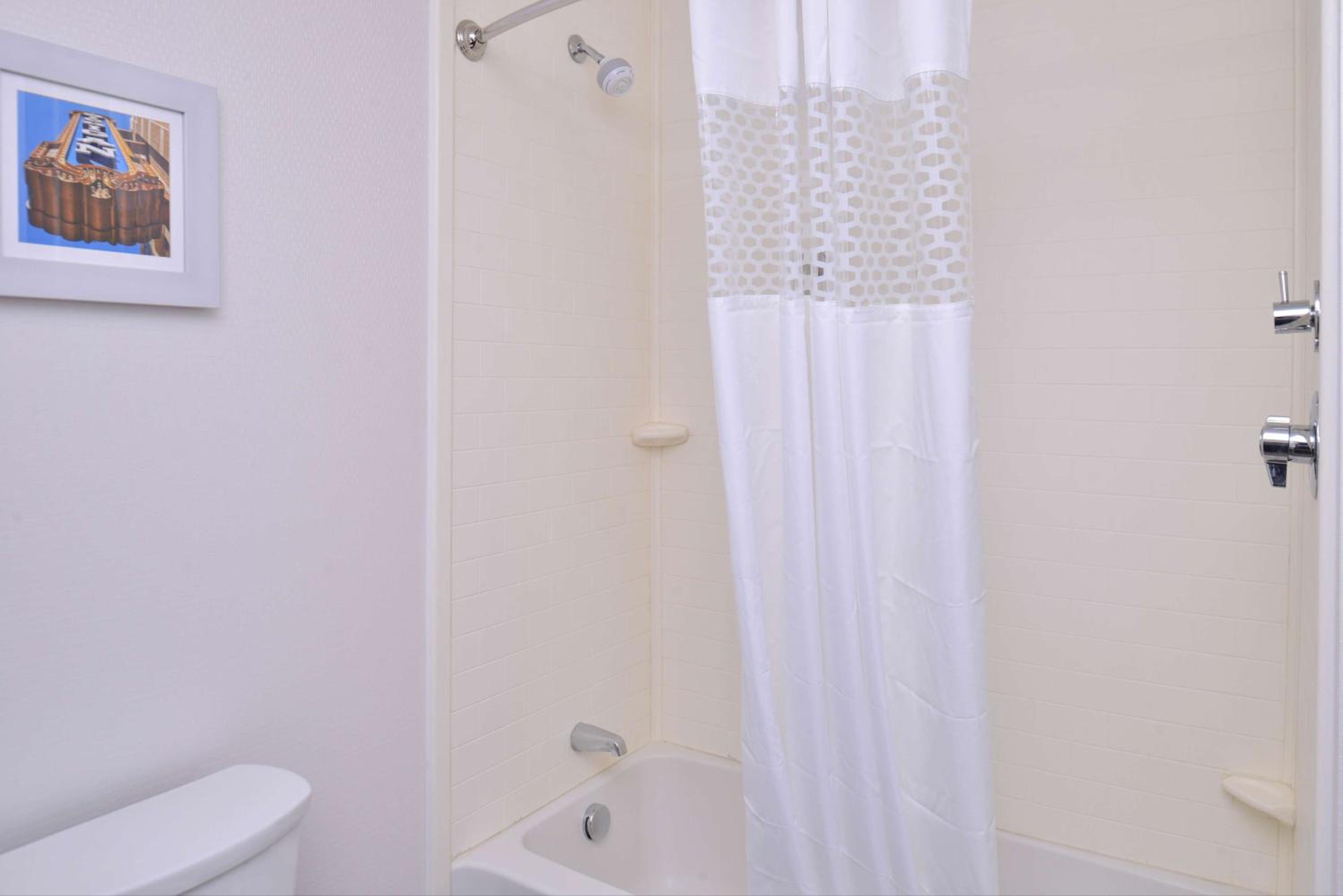 Queen Room with Two Queen Beds - Hearing Access/Non-Smoking - Photo 5