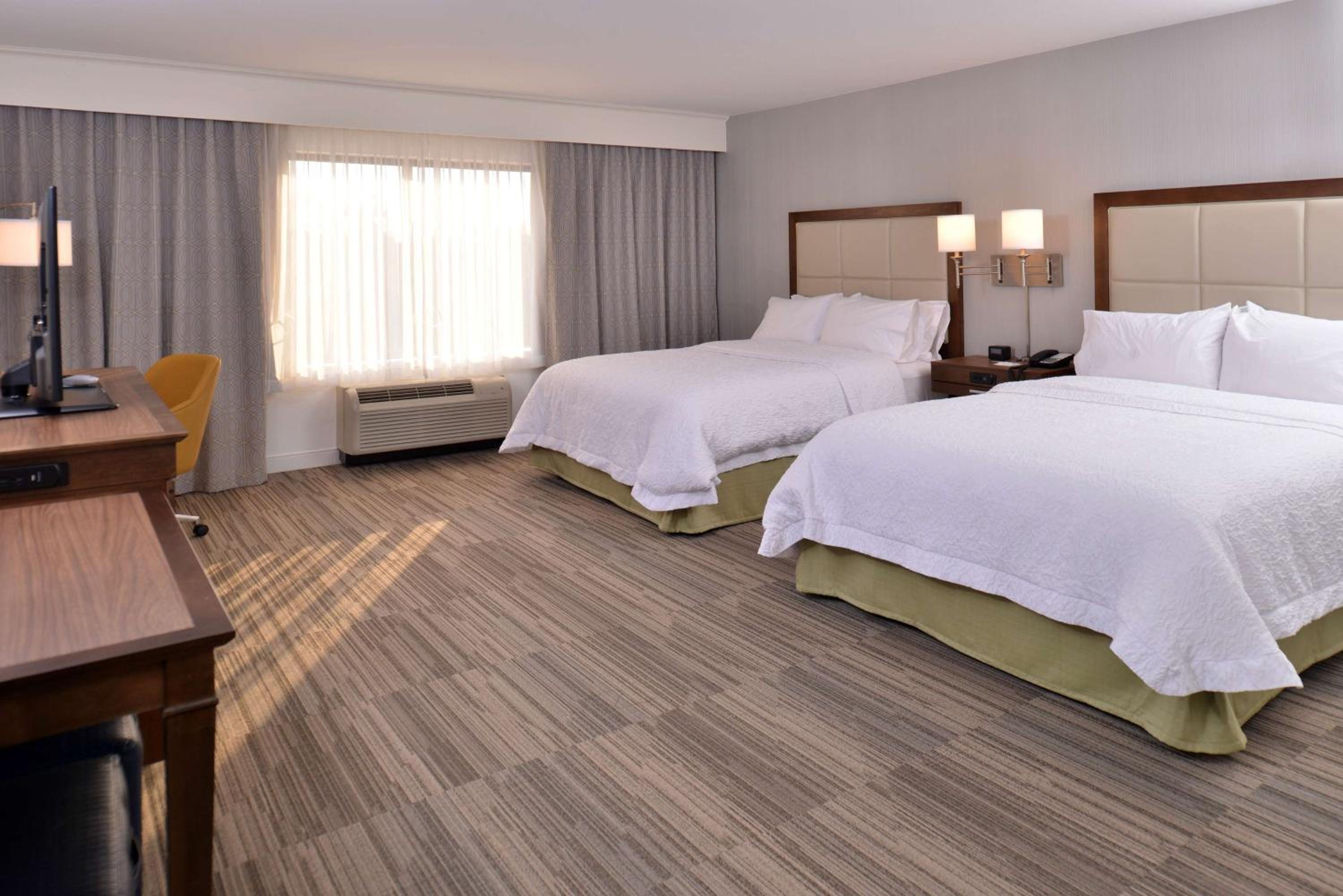 Queen Room with Two Queen Beds (4 Adults) - Photo 3