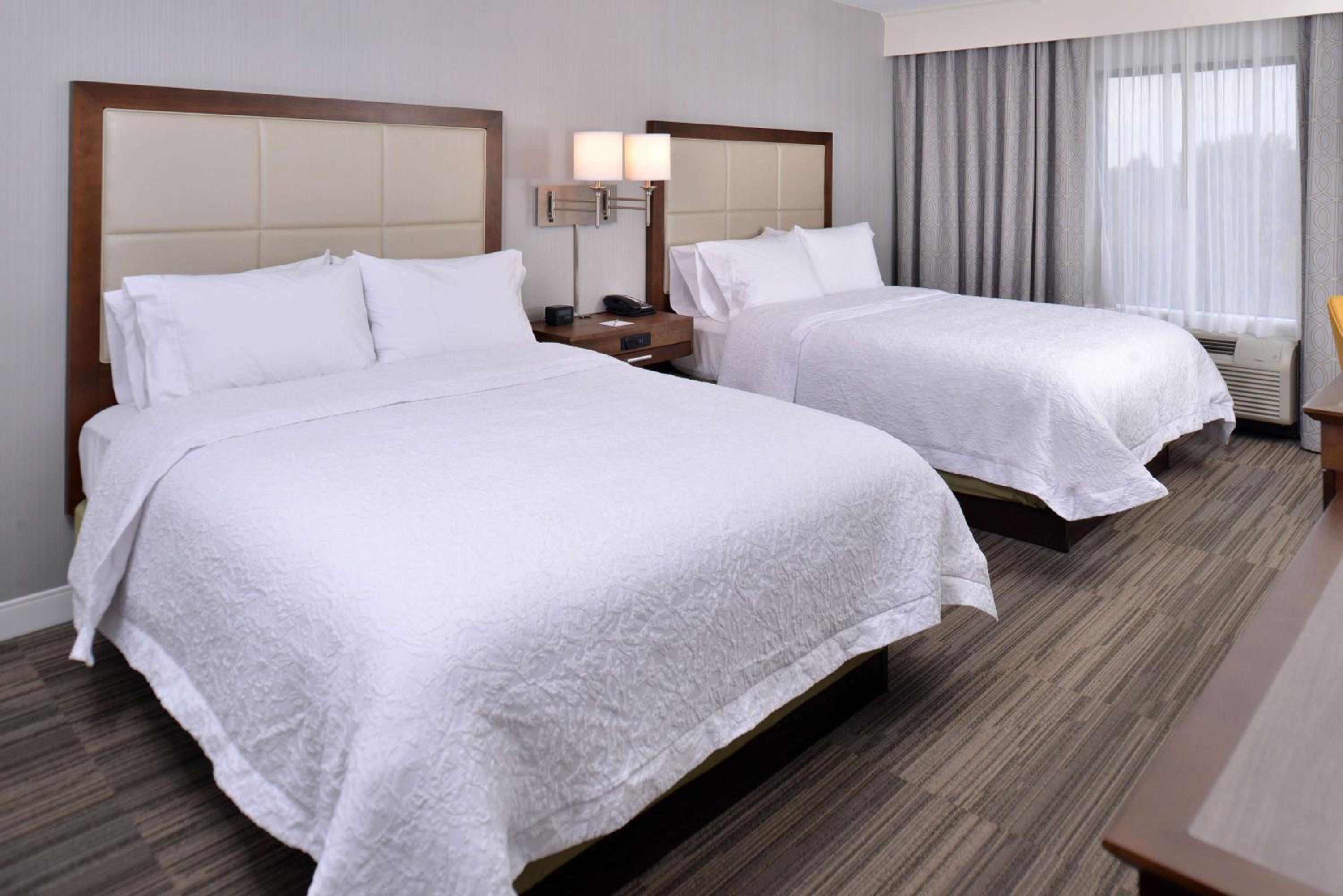 Queen Room with Two Queen Beds (4 Adults) - Photo 5
