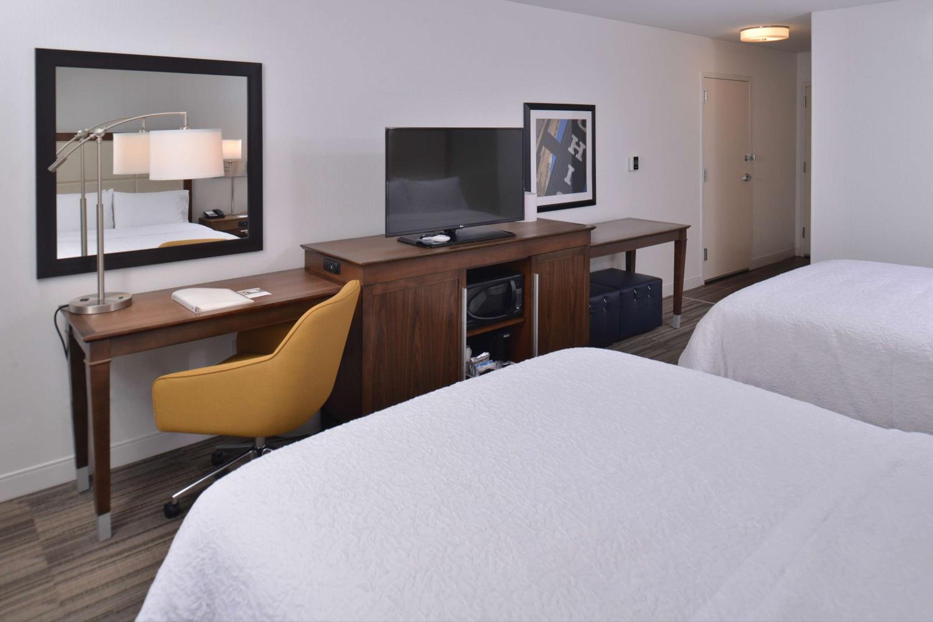 Queen Studio Suite with Two Queen Beds - Non-Smoking - Photo 4