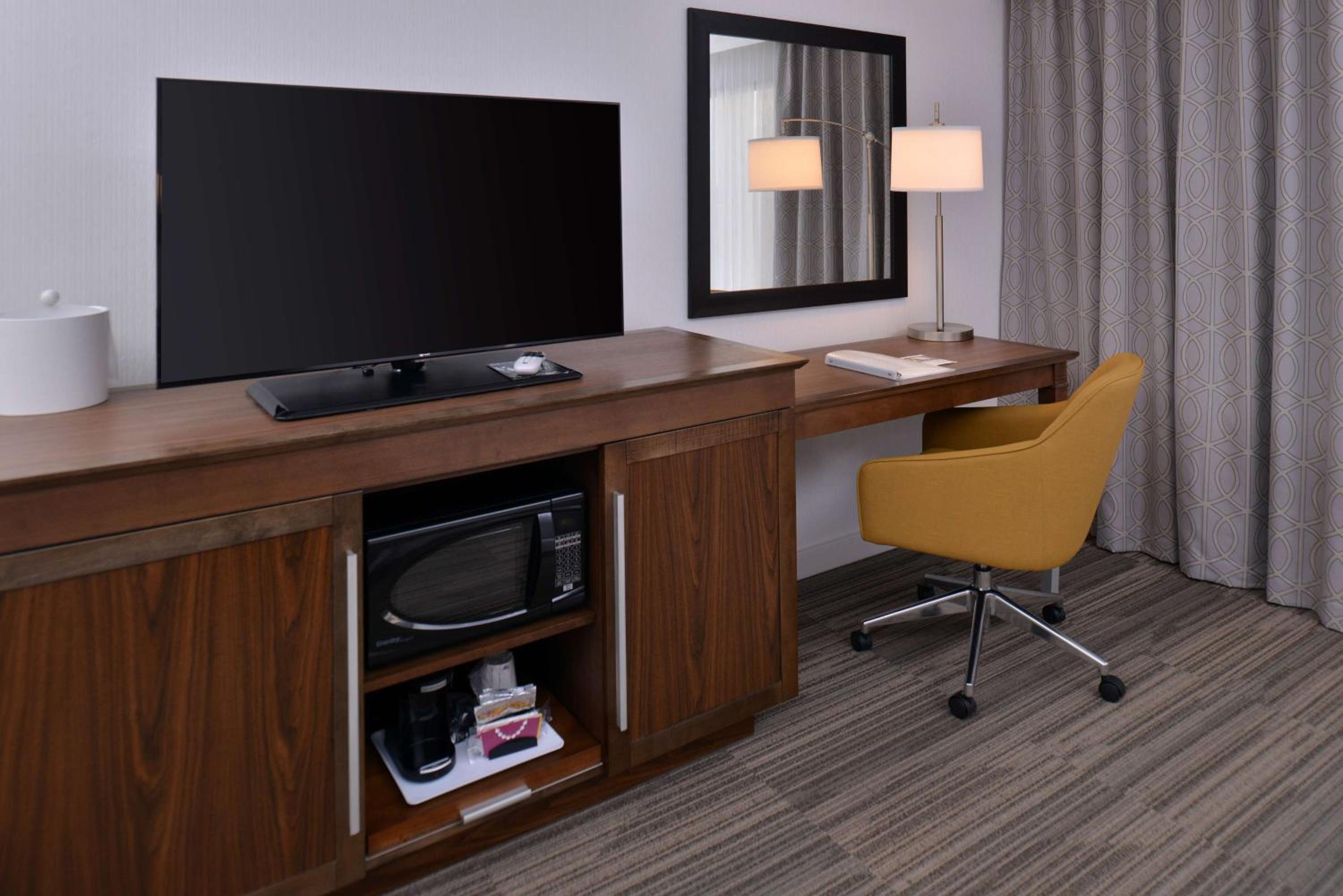 King Room with Sofa Bed - Non-Smoking - Photo 5