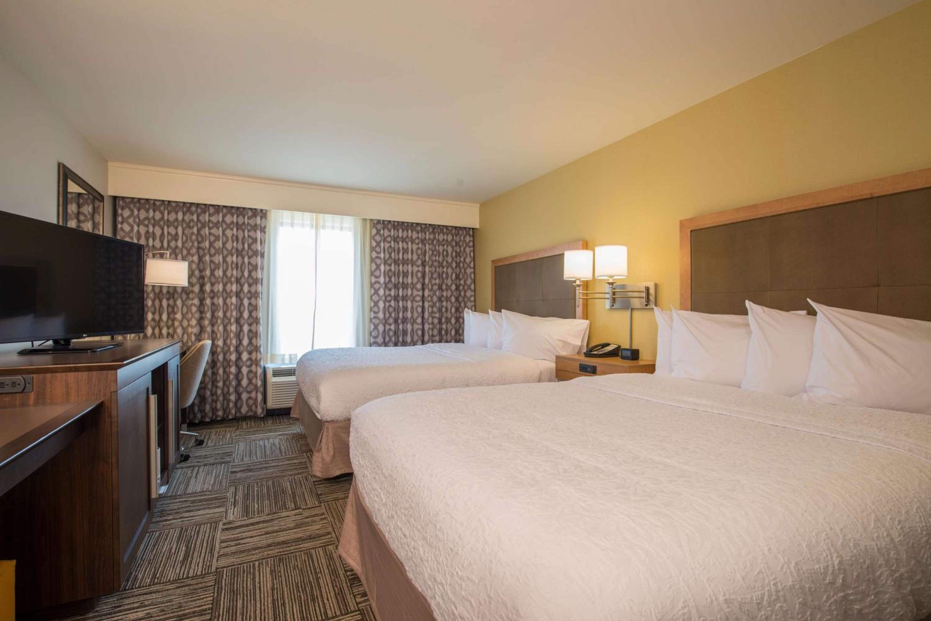 Queen Room with Two Queen Beds (4 Adults) photo 1