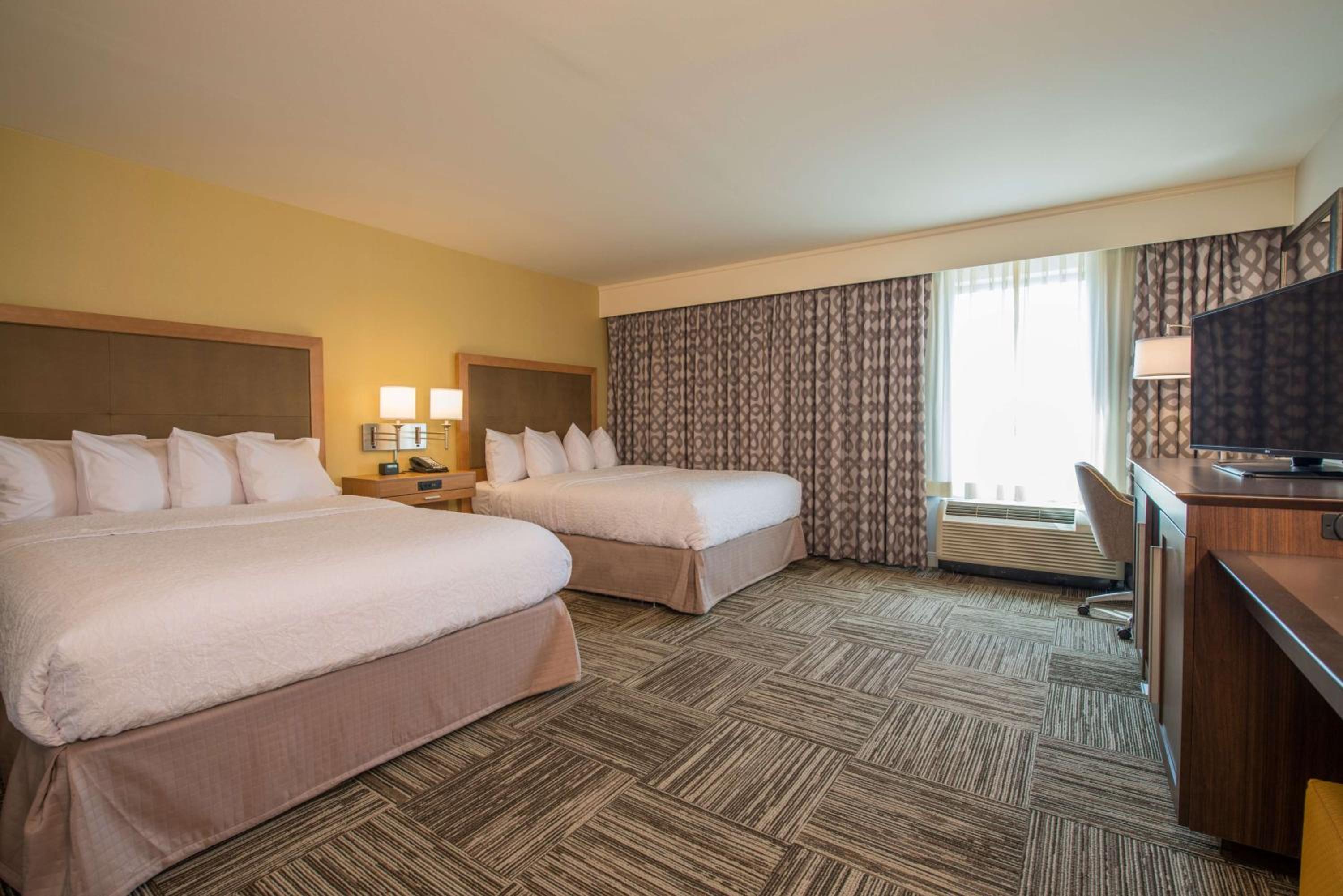 Queen Room with Two Queen Beds - Mobility Access/Non-Smoking photo 3