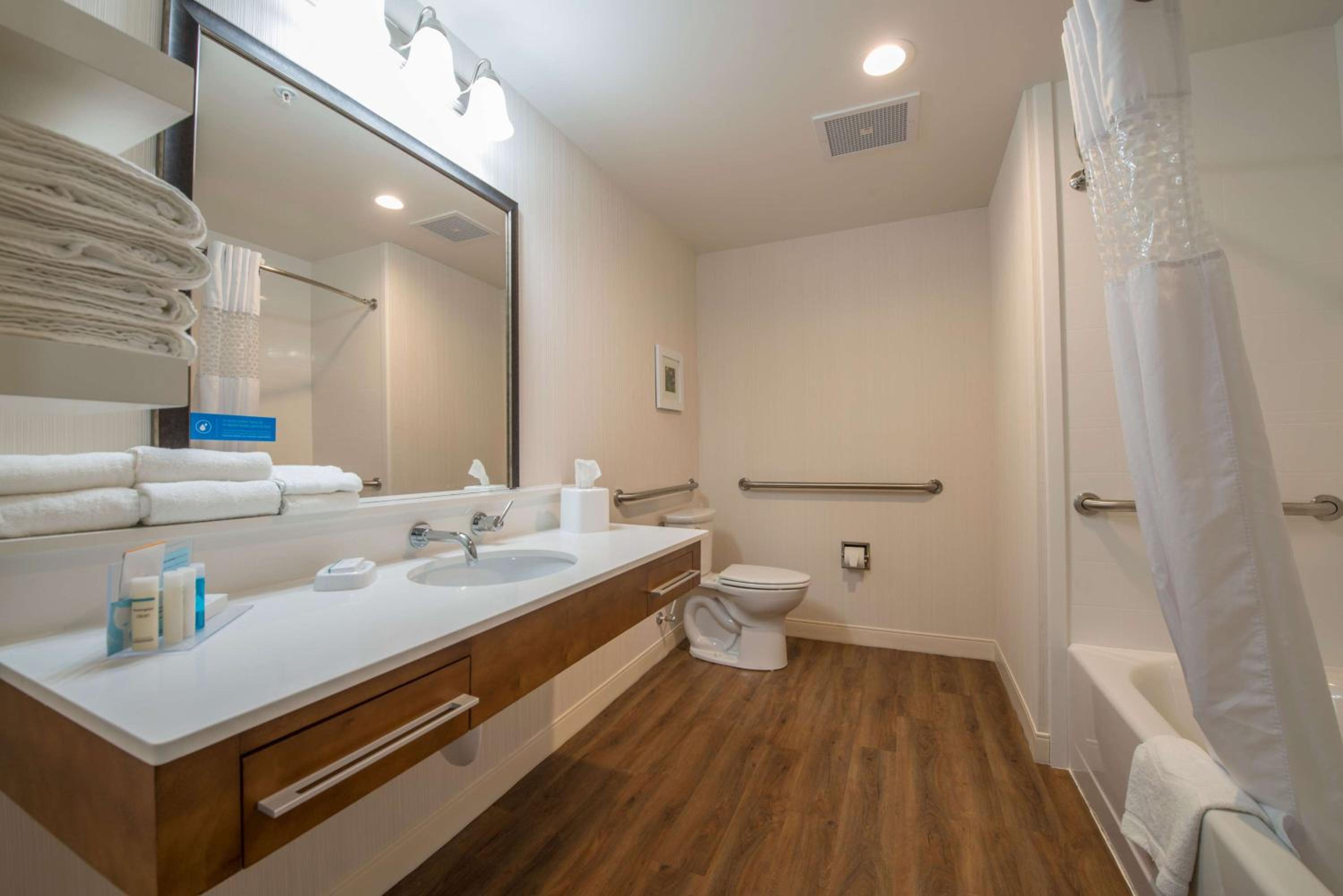 Queen Room with Two Queen Beds - Mobility Access/Non-Smoking photo 2