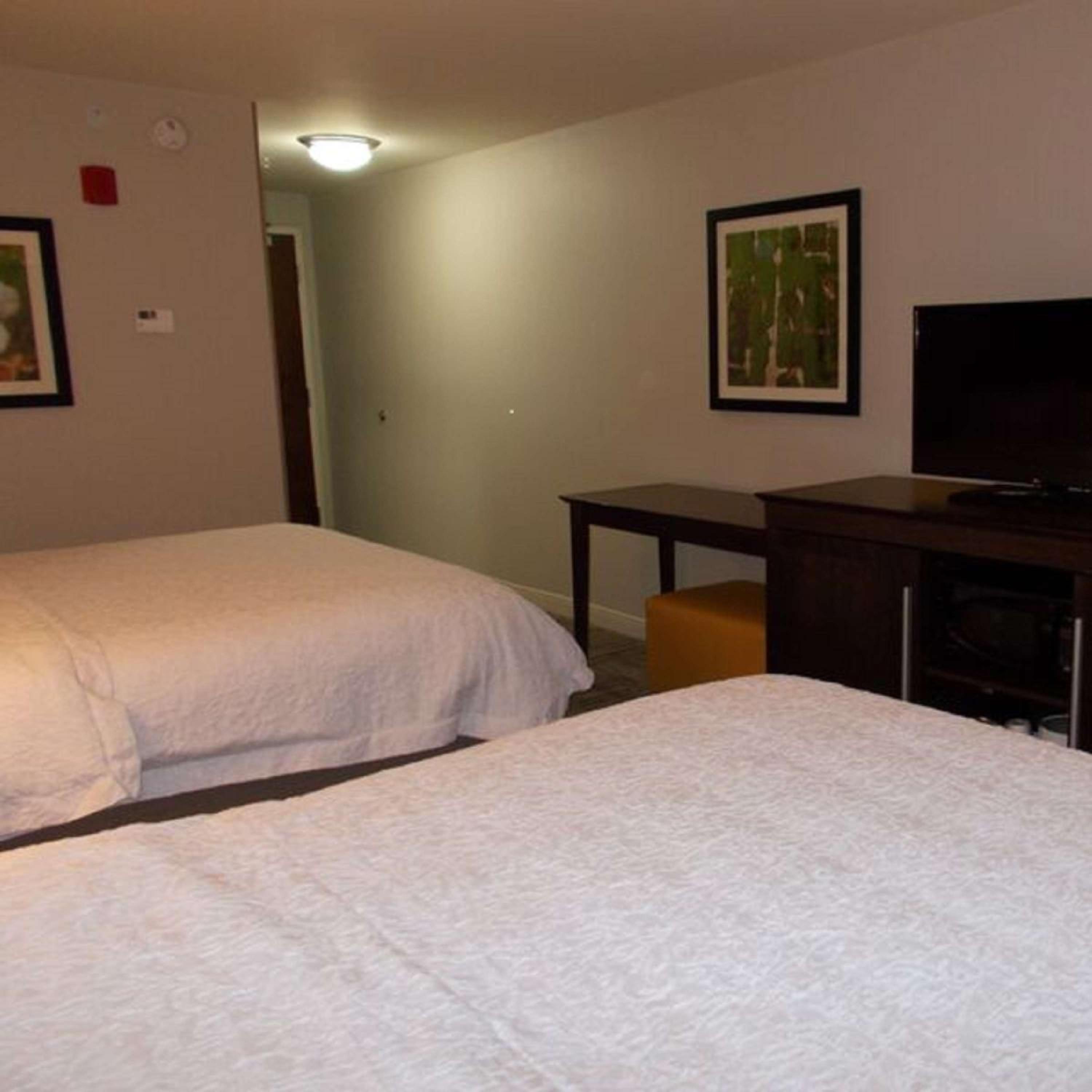 Queen Room with Two Queen Beds (4 Adults) photo 2