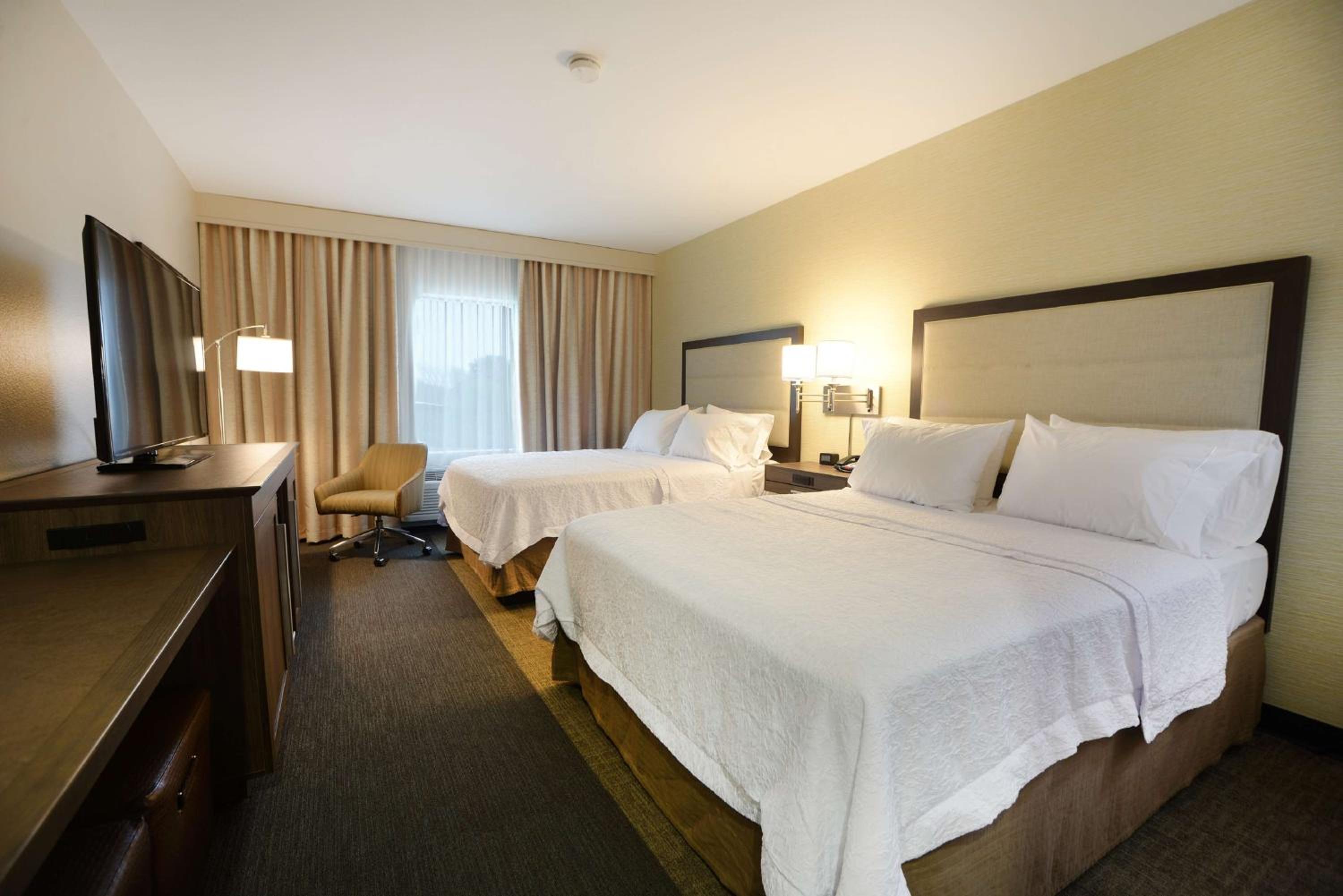 Queen Room with Two Queen Beds (4 Adults) photo 1