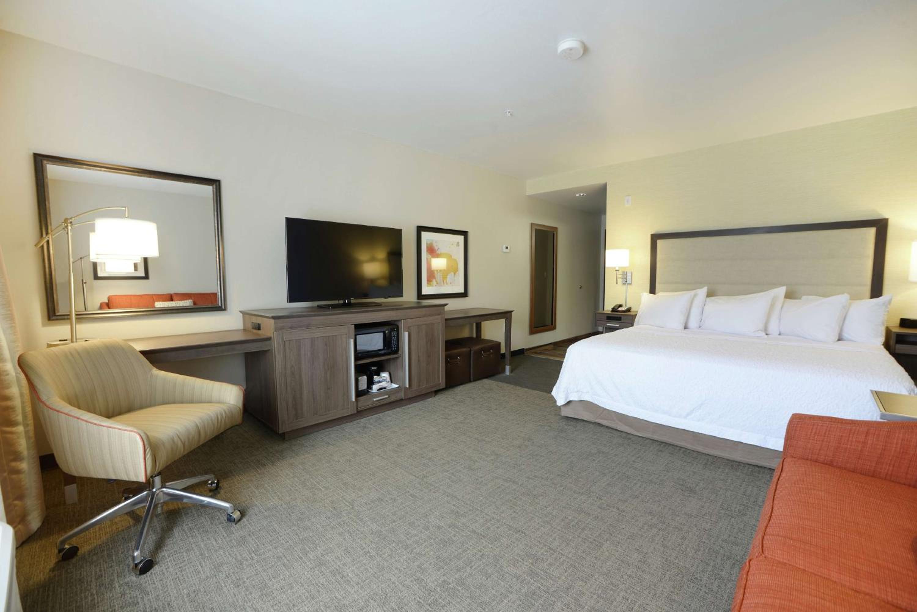 King Room with Sofa Bed - Non-Smoking photo 3