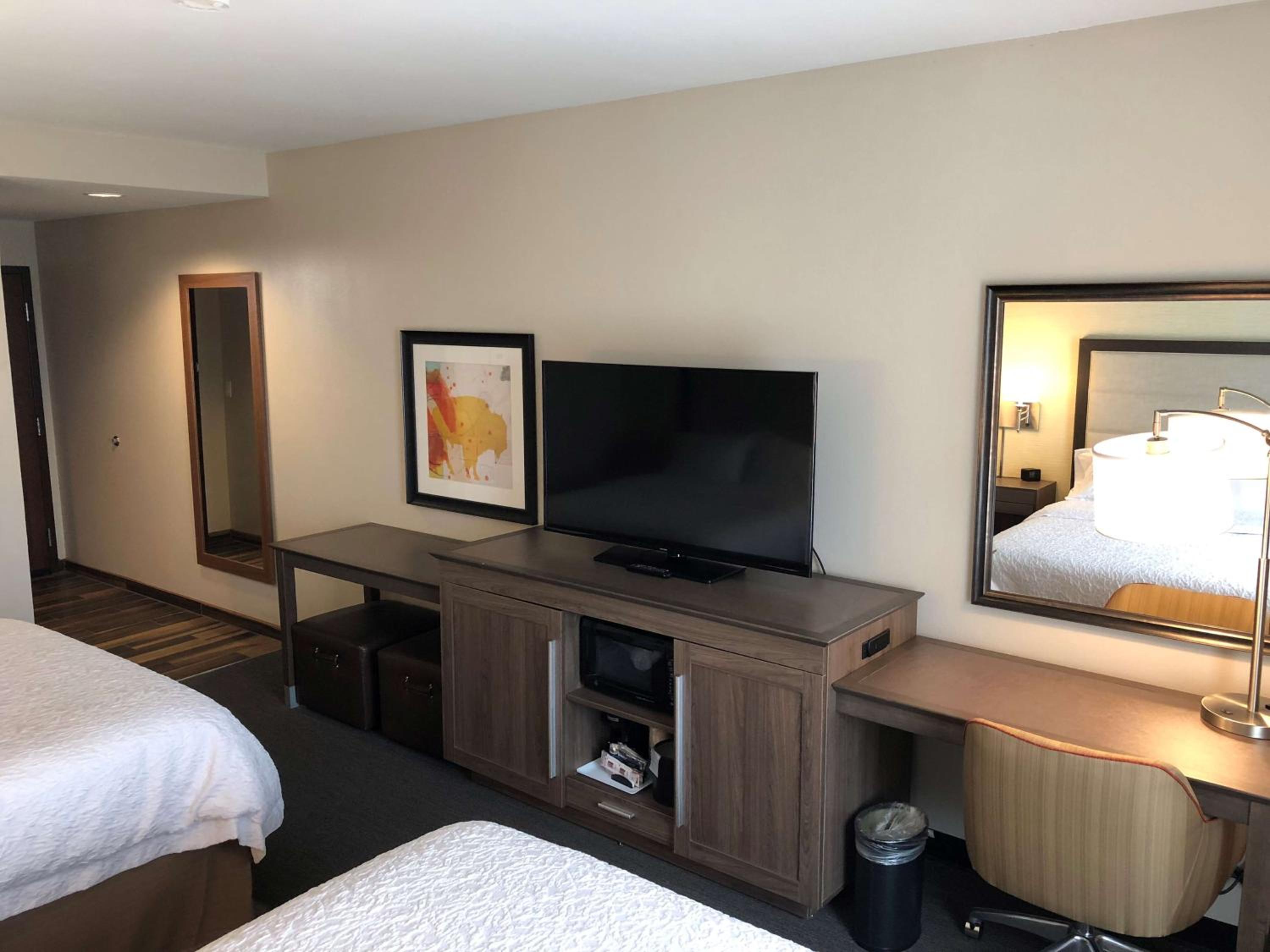 Queen Room with Two Queen Beds (4 Adults) photo 2