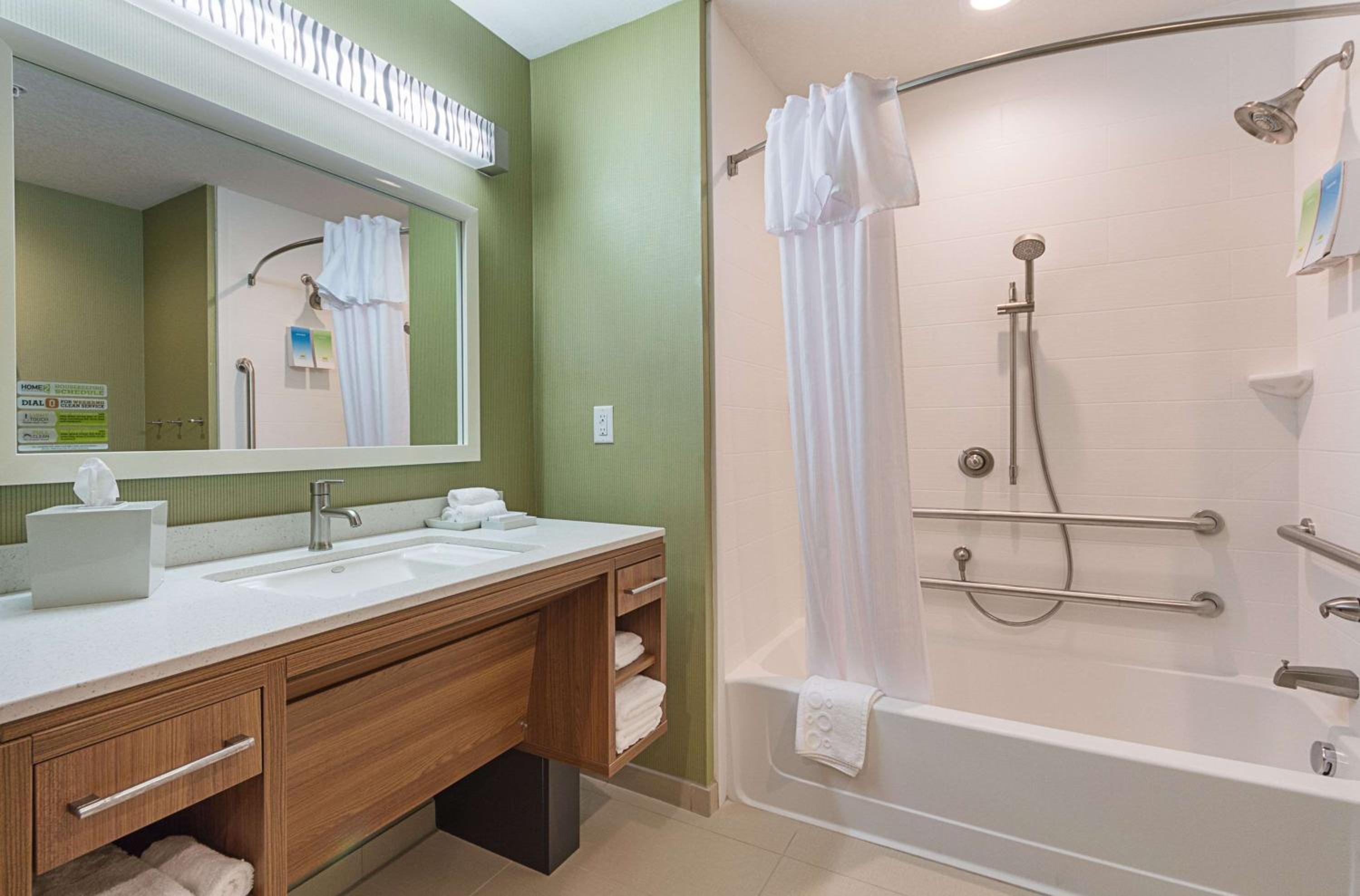 Studio with Two Queen Beds and Accessible Tub - Mobility Access/Non-Smoking photo 3