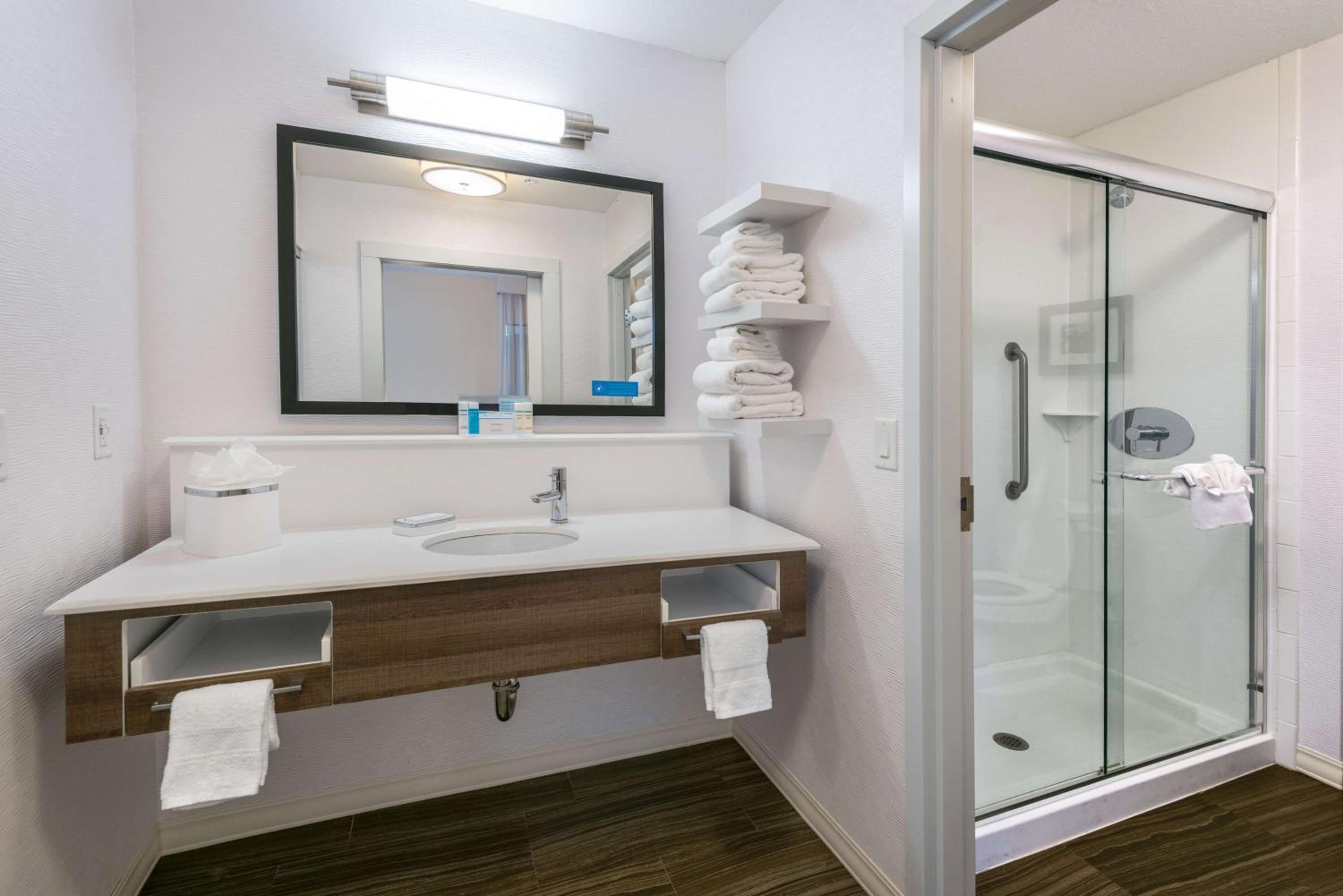 King Room with Roll-In Shower - Mobility Access/Non-Smoking thumbnail 6