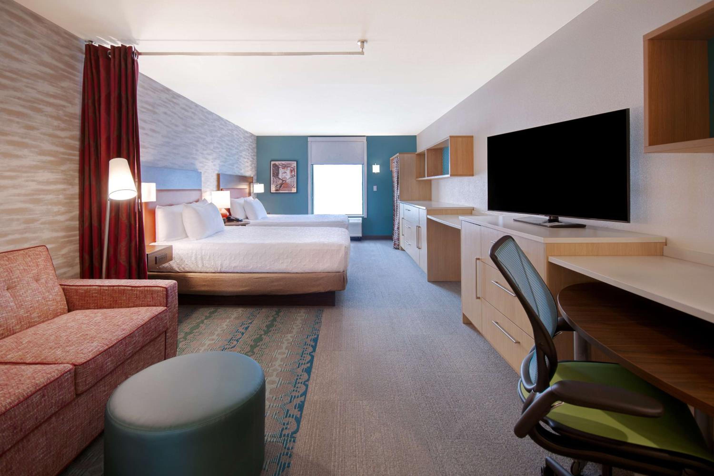 Queen Studio with Two Queen Beds - Non-Smoking photo 2