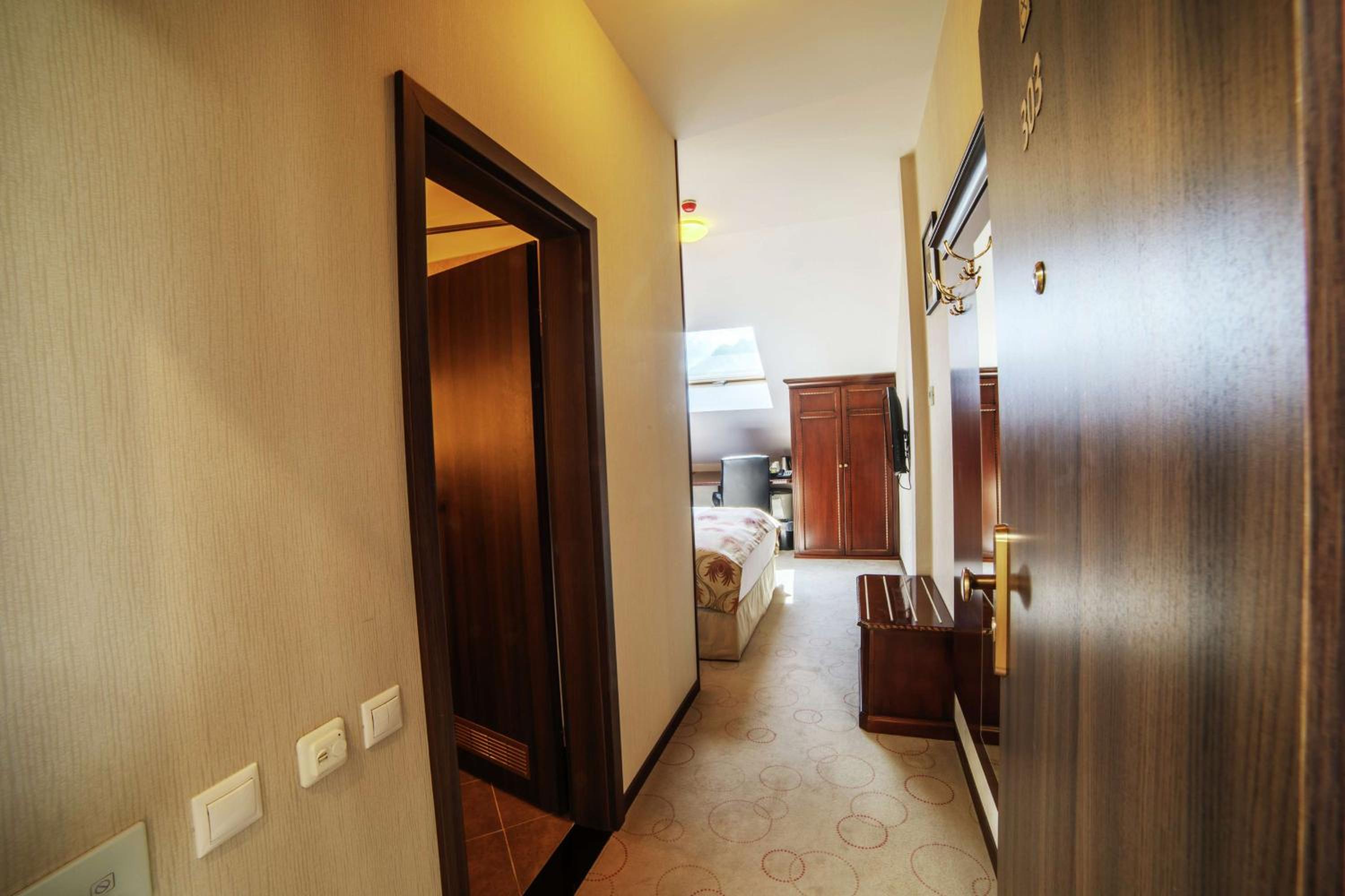 Queen Room photo 3
