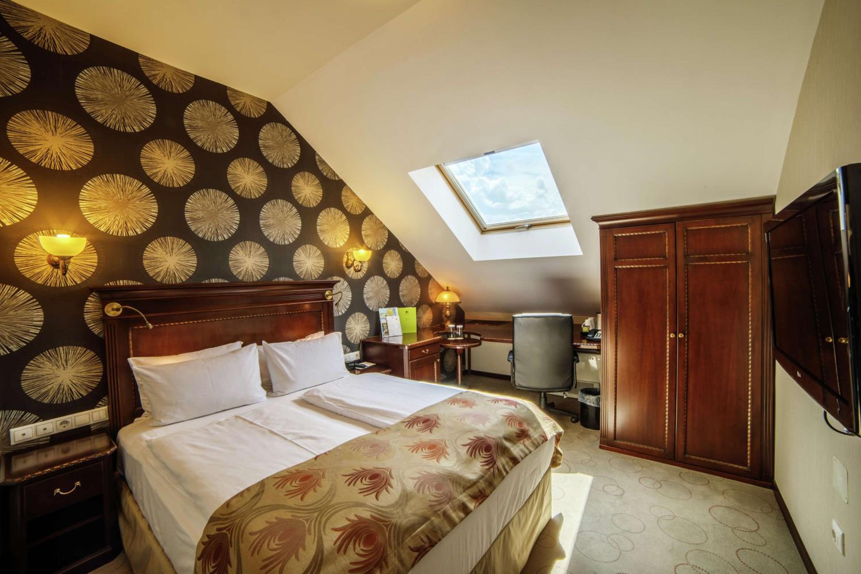 Queen Room photo 1