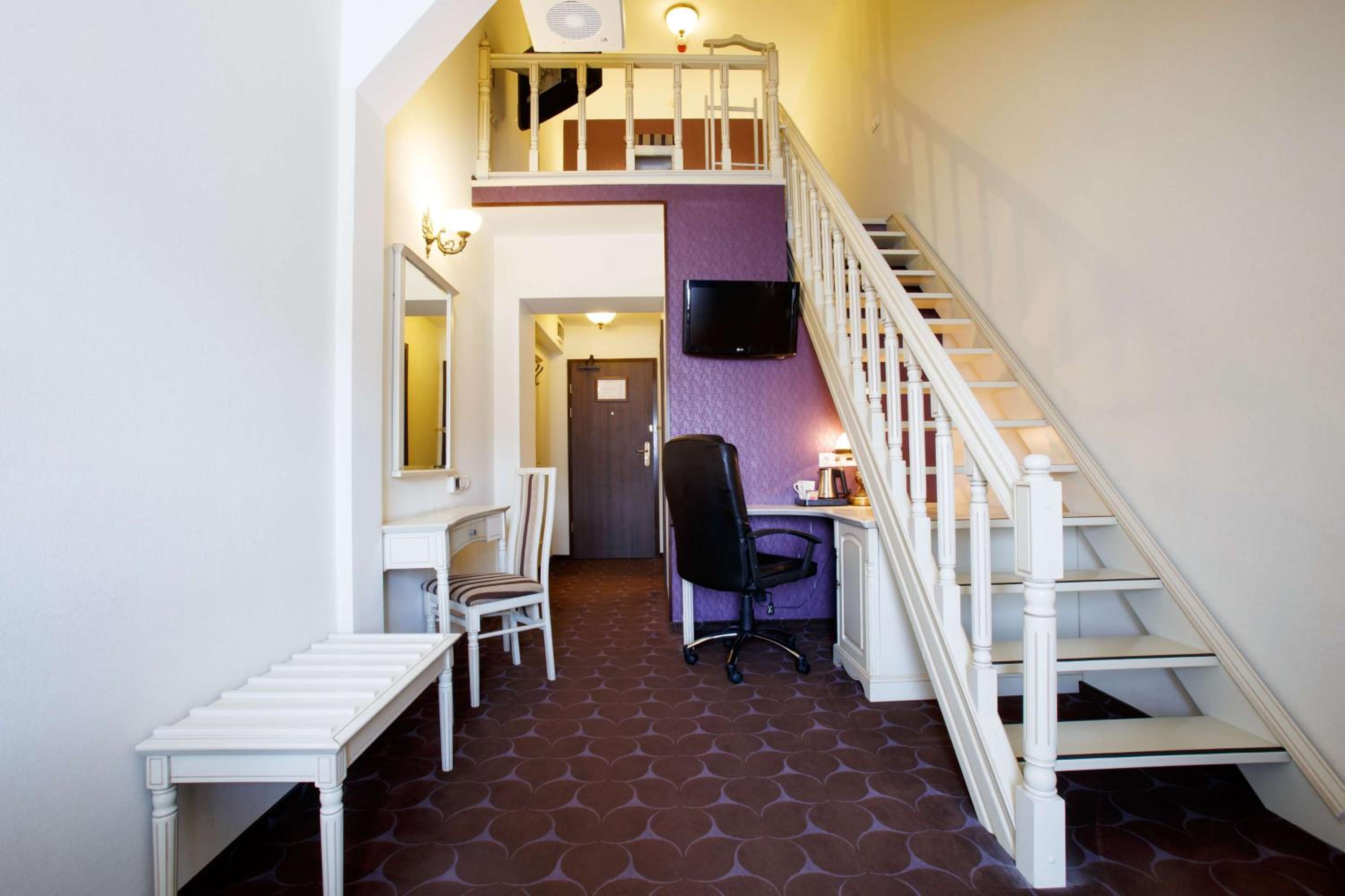 Queen Duplex Room With Citadel View photo 3