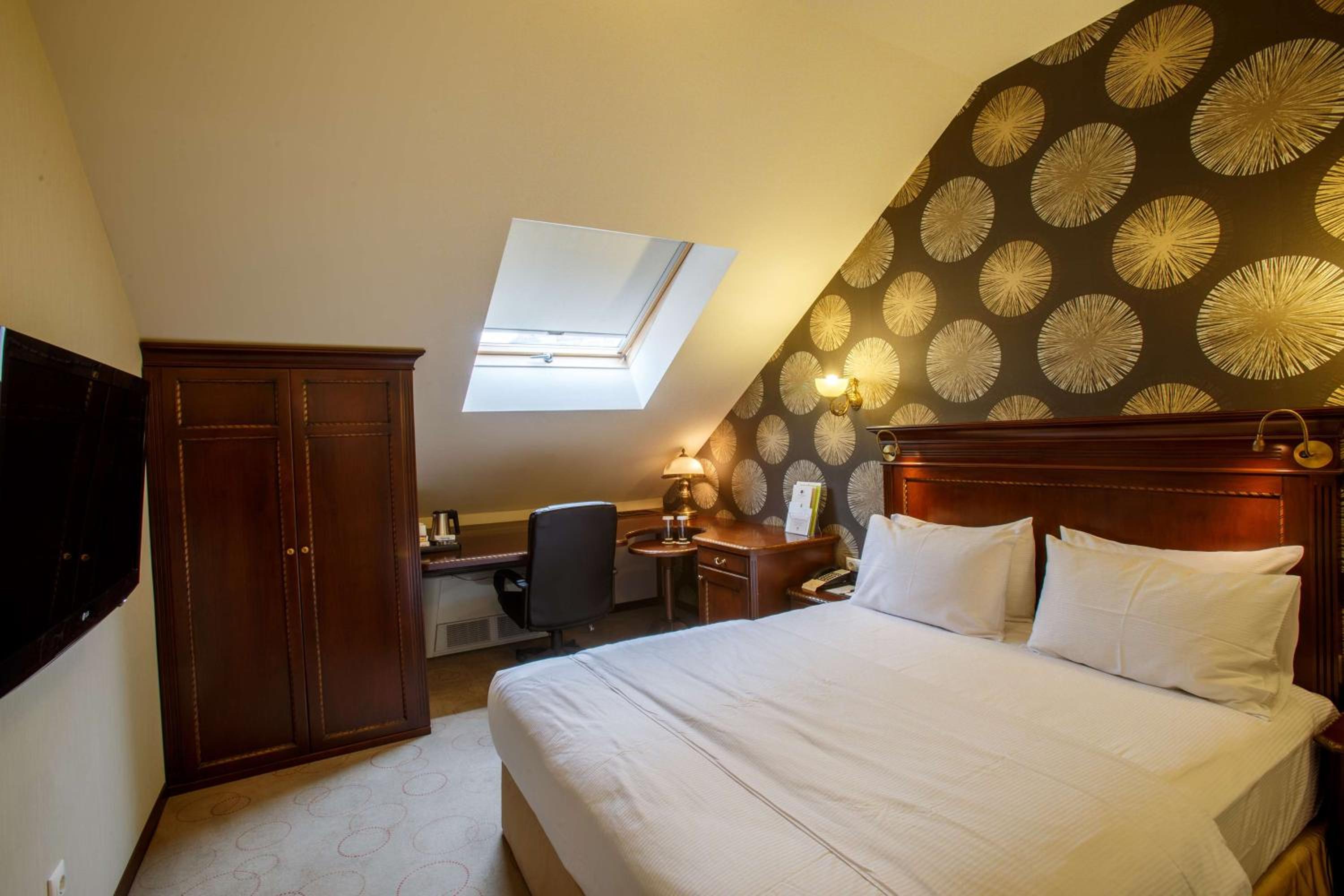 Queen Room photo 2