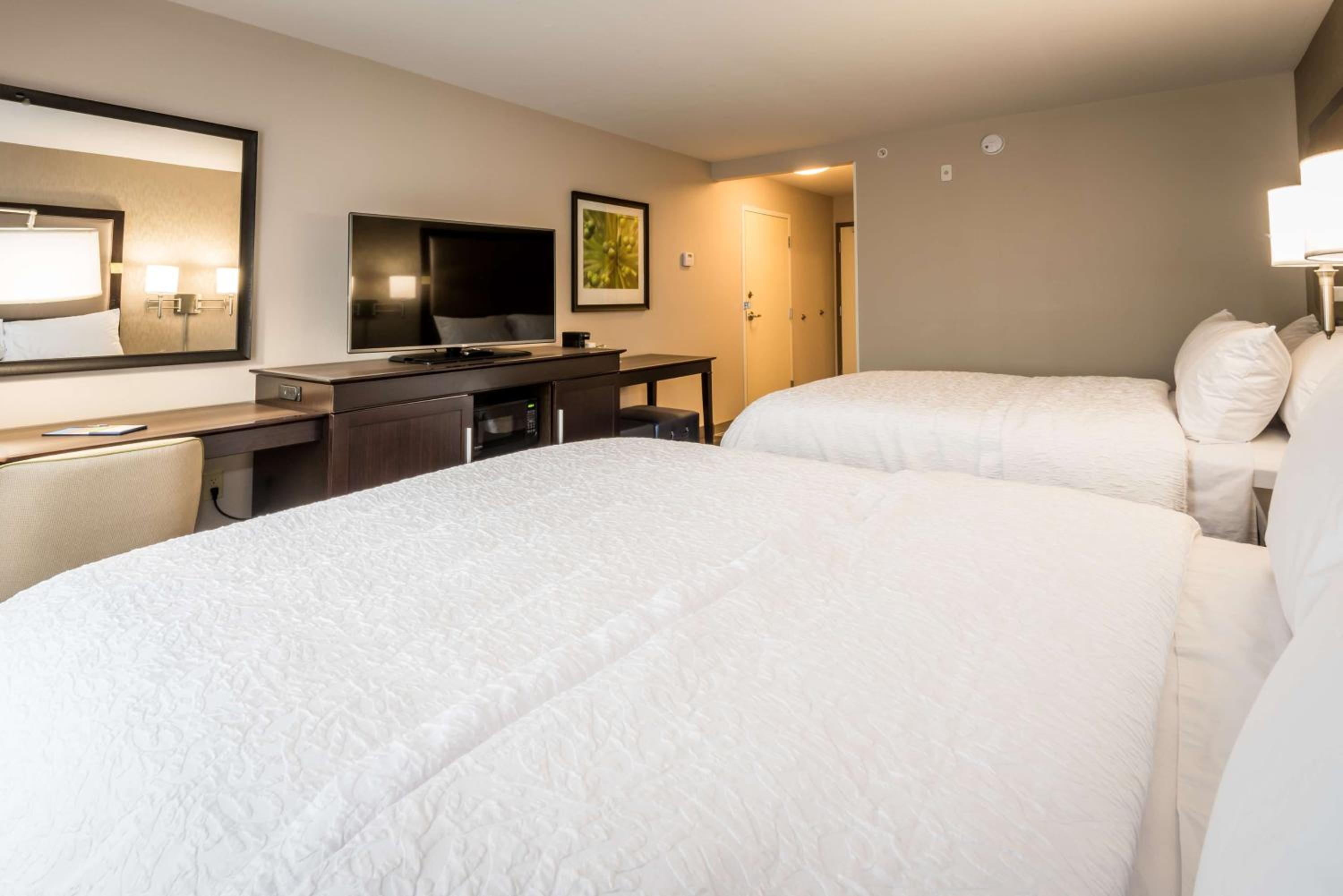 Queen Room with Two Queen Beds (4 Adults) photo 2