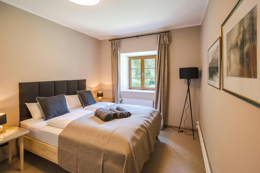 Five-Bedroom House photo 1