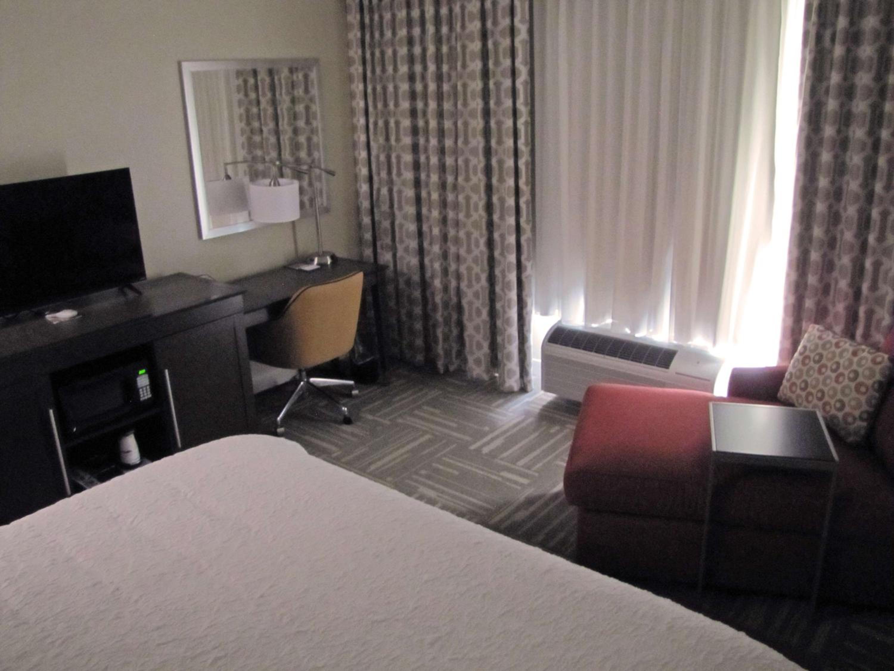 King Room with Sofa Bed - Non-Smoking photo 2