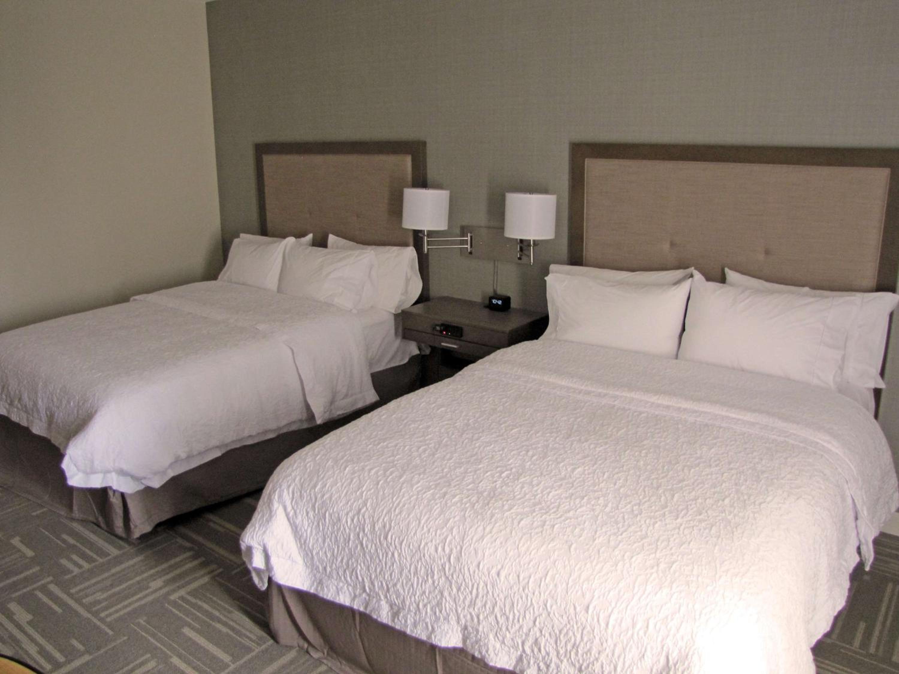 Queen Room with Two Queen Beds - Non-Smoking photo 2