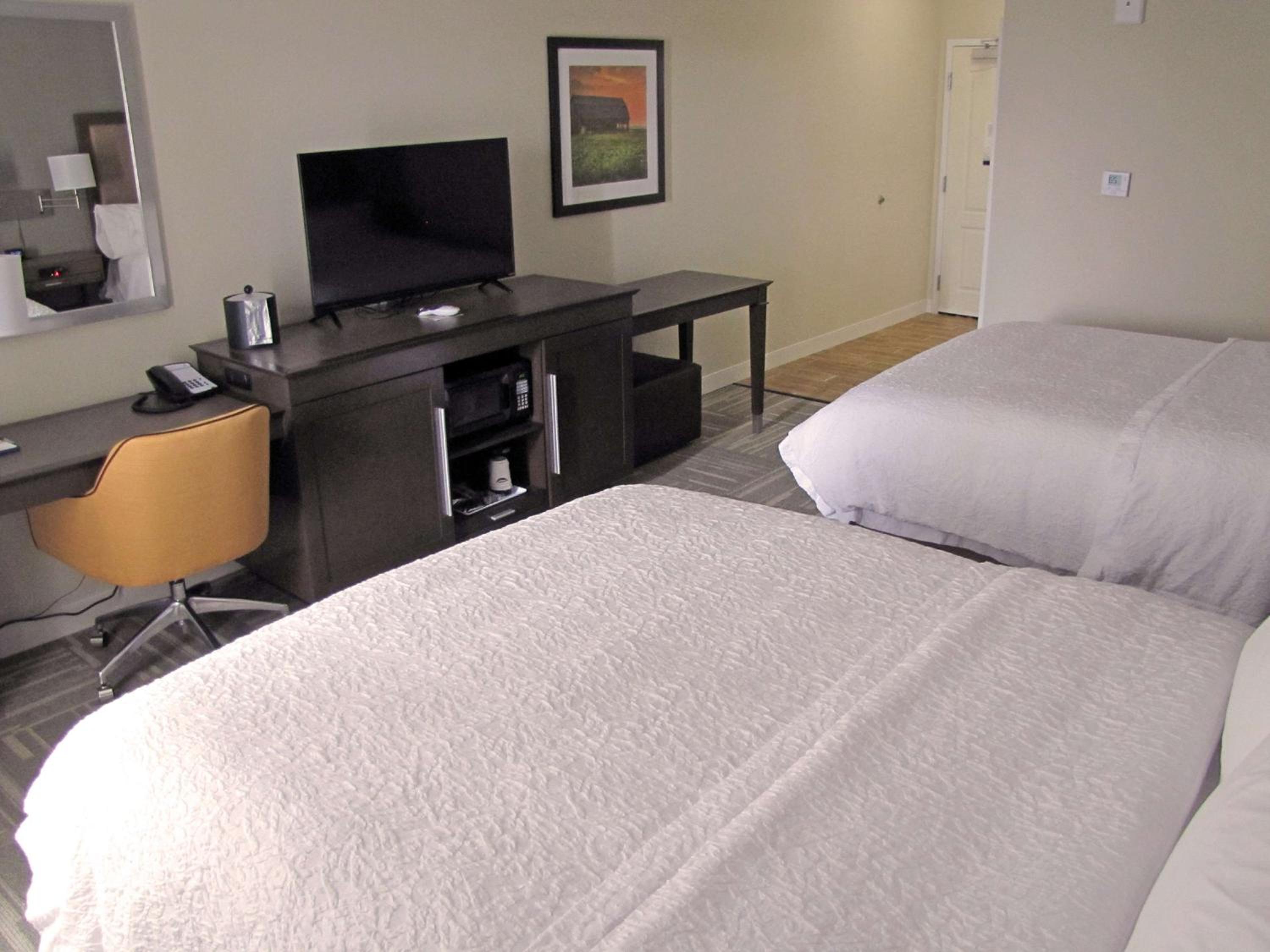 Queen Room with Two Queen Beds - Non-Smoking photo 3