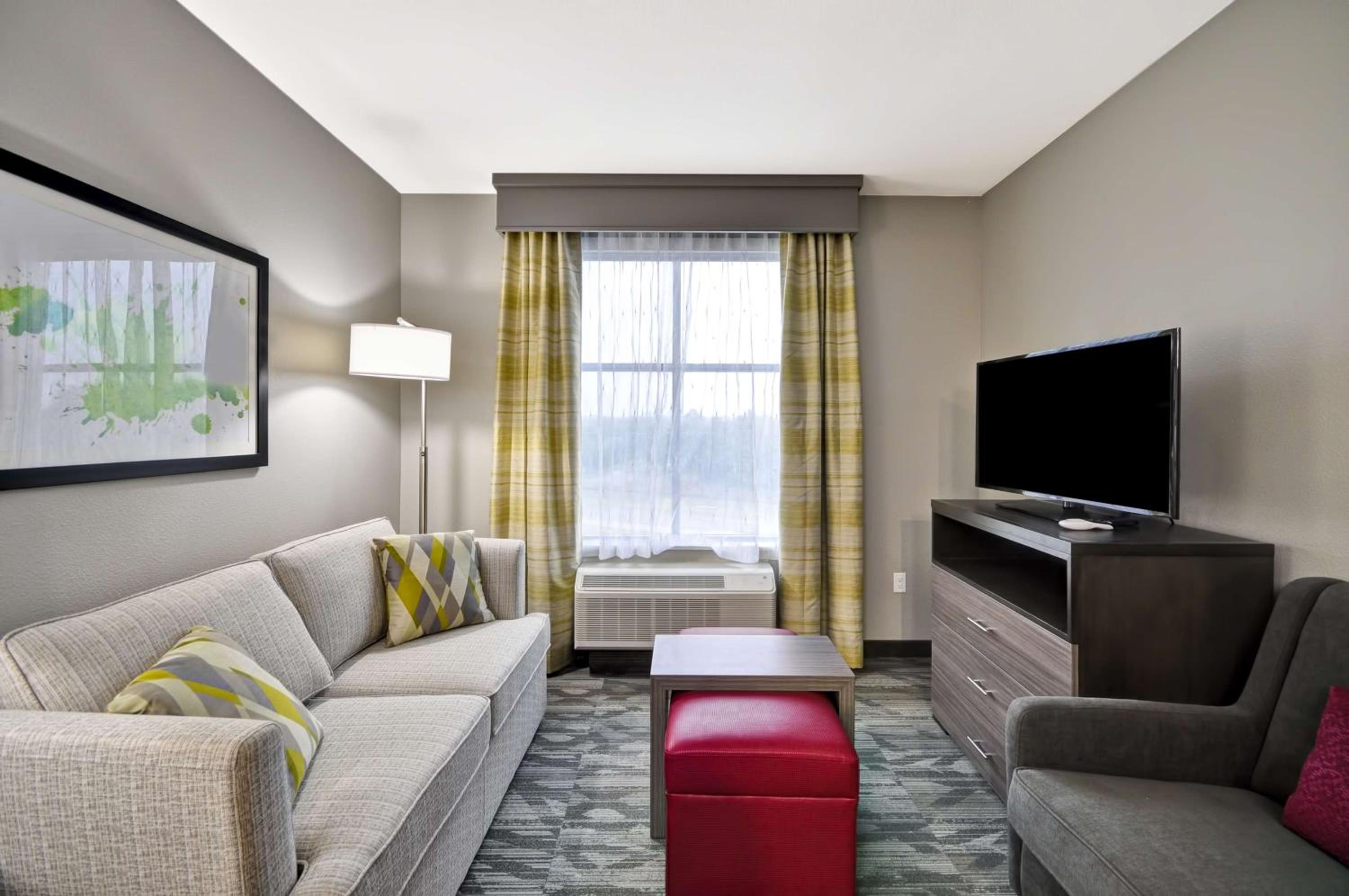 One-Bedroom Queen Suite with Two Queen Beds - Non-Smoking photo 2