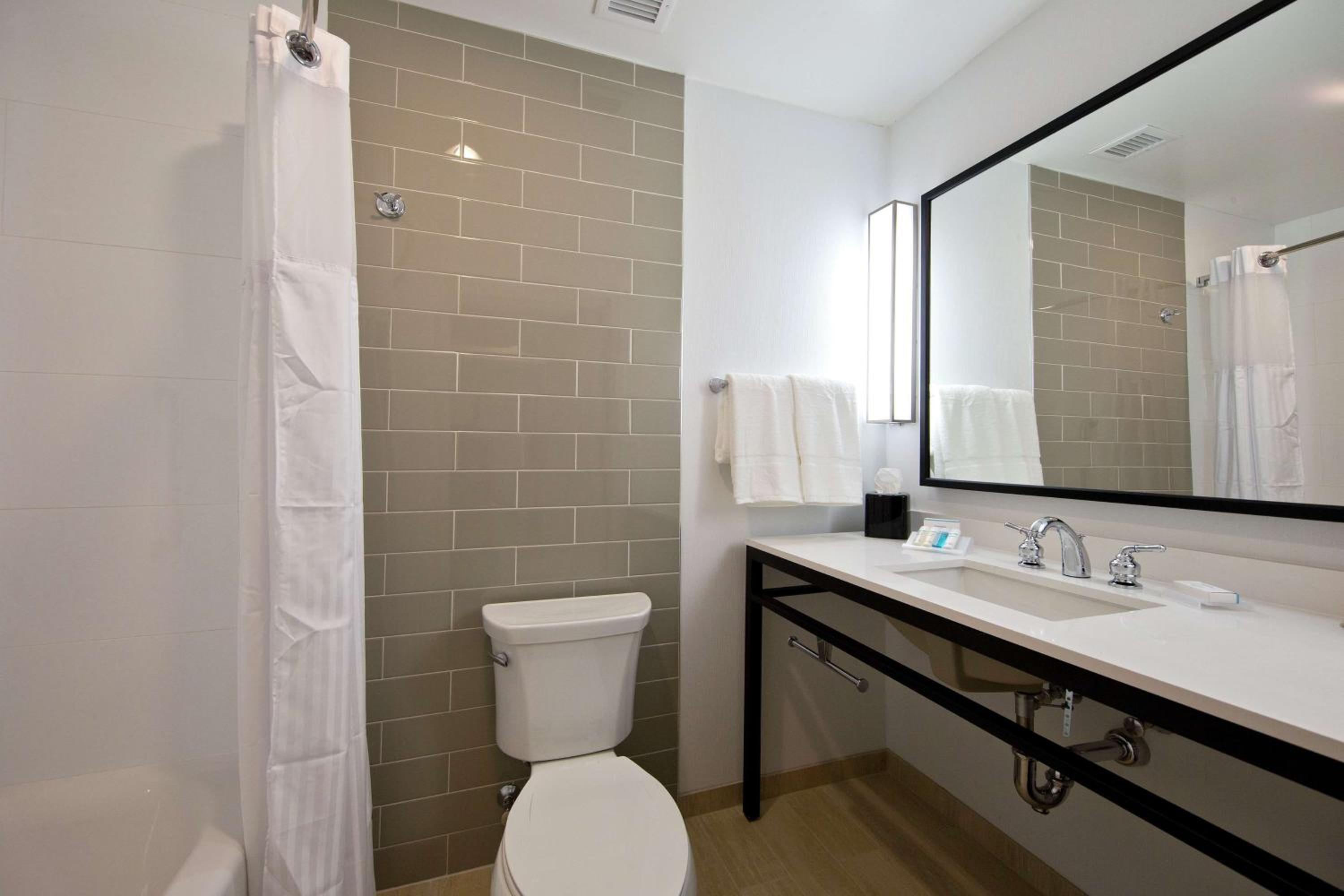 Premium Queen Room with Two Queen Beds photo 2