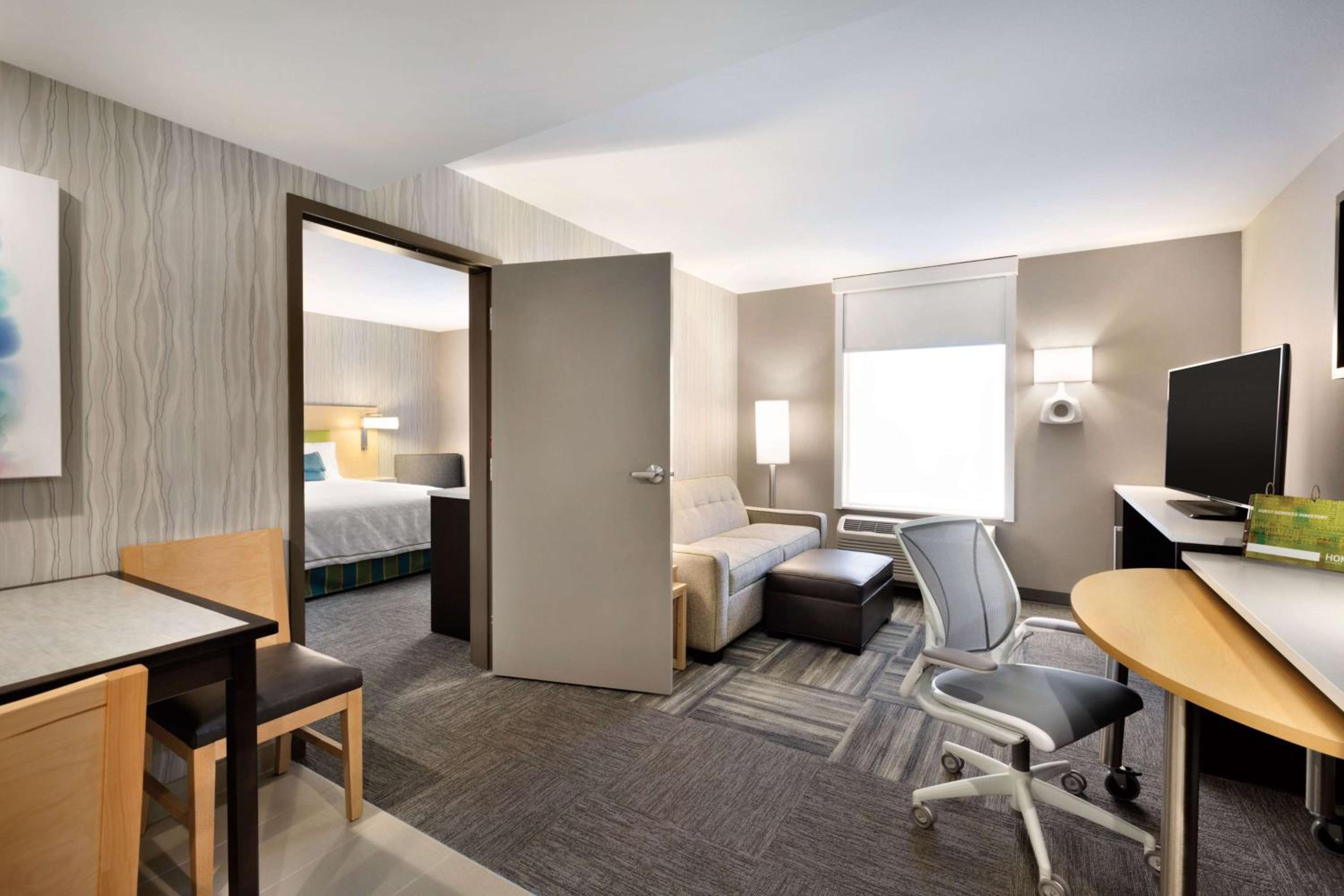 Queen Suite - Mobility Access/Non-Smoking photo 1