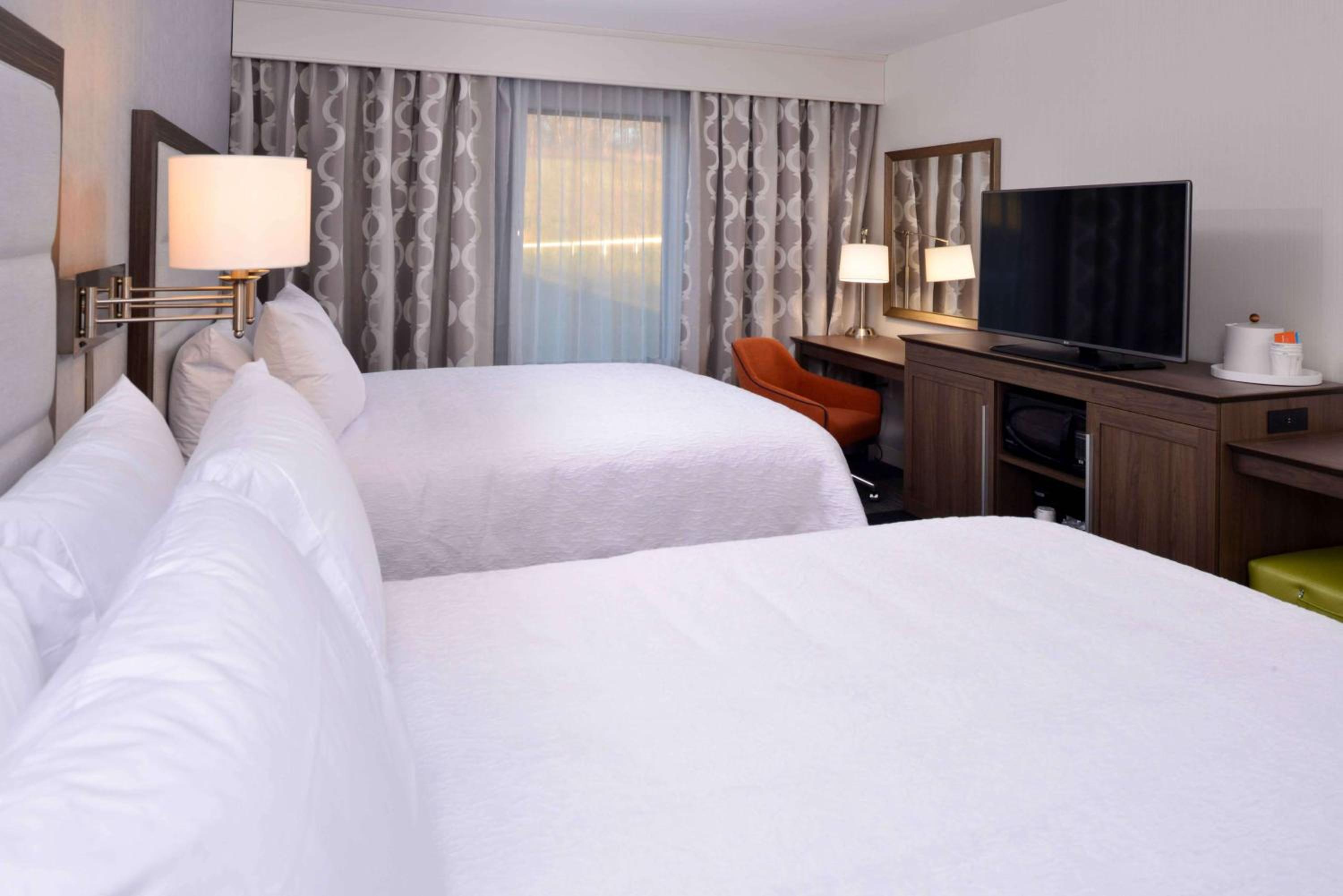 Queen Room with Two Queen Beds - Mobility Access/Non-Smoking photo 3