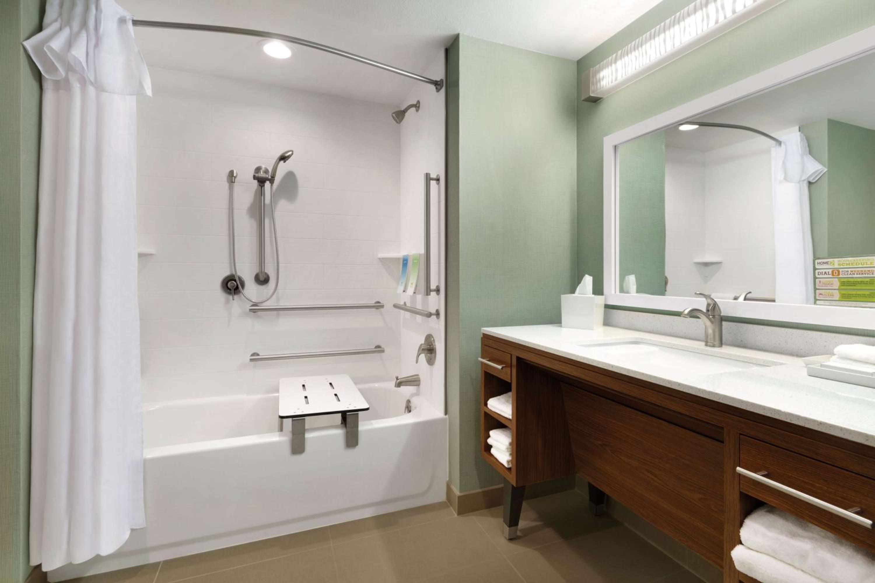 Queen Suite - Mobility Access/Non-Smoking photo 2