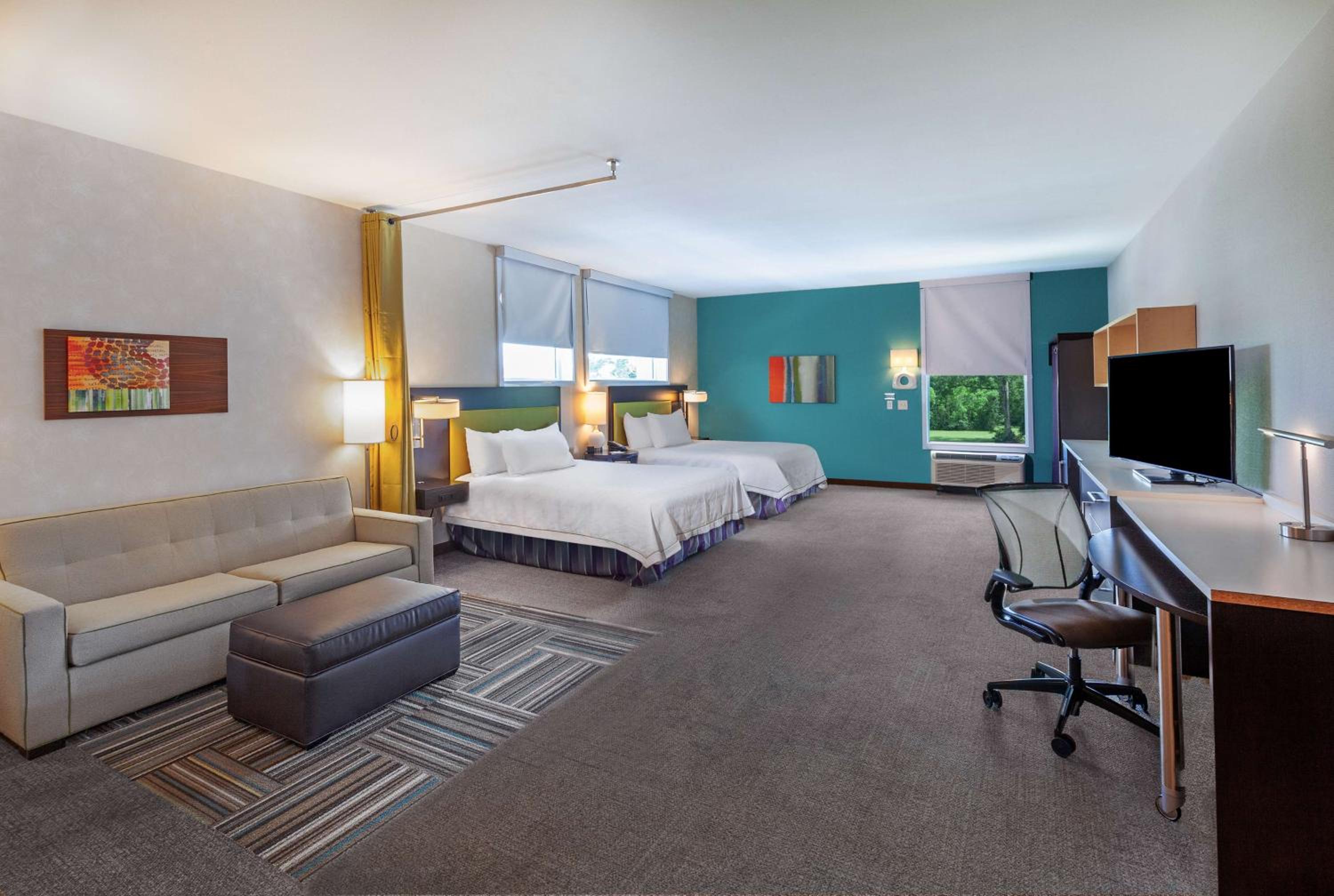 Queen Suite with Bath Tub - Mobility Access/Non-Smoking