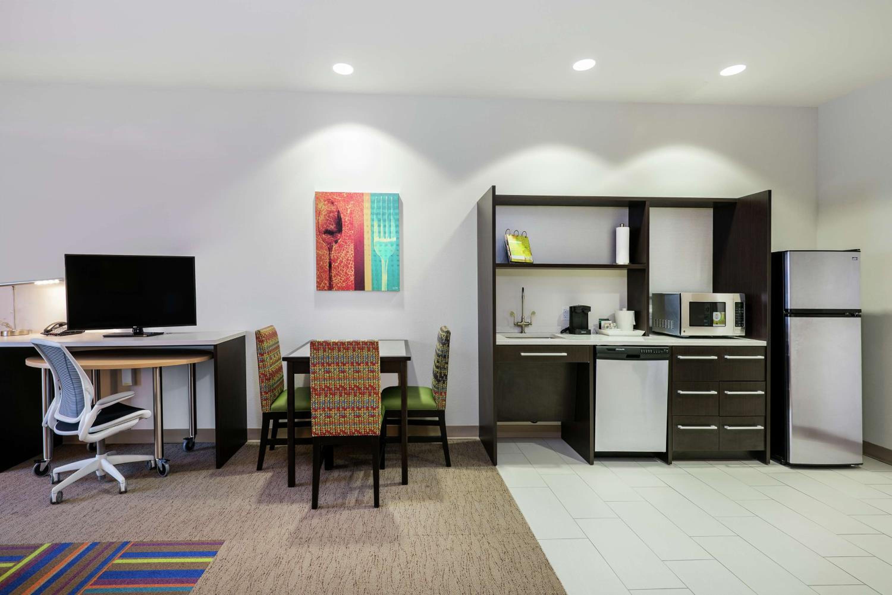 One-Bedroom King Suite - Non-Smoking thumbnail 5