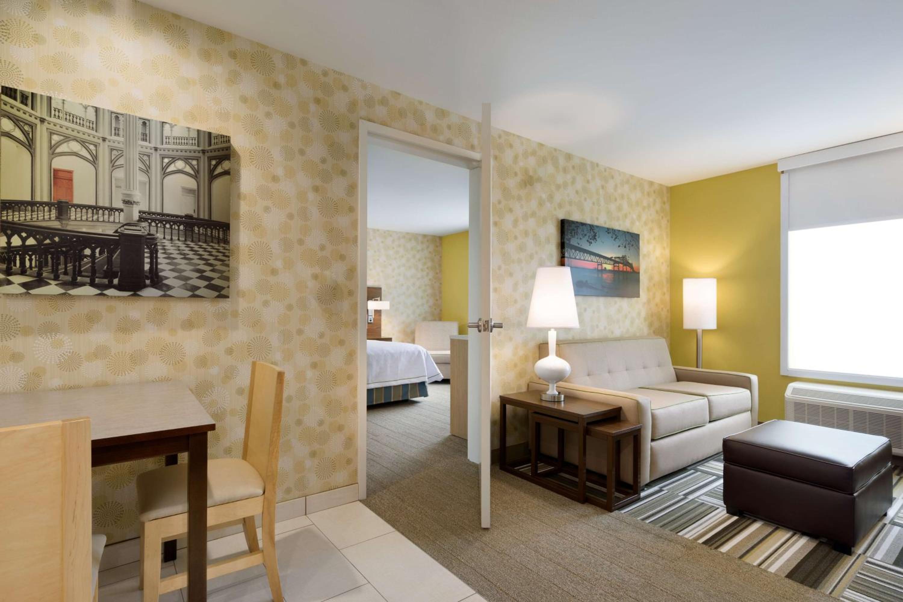 Queen Suite - Hearing Access/Non-Smoking photo 2