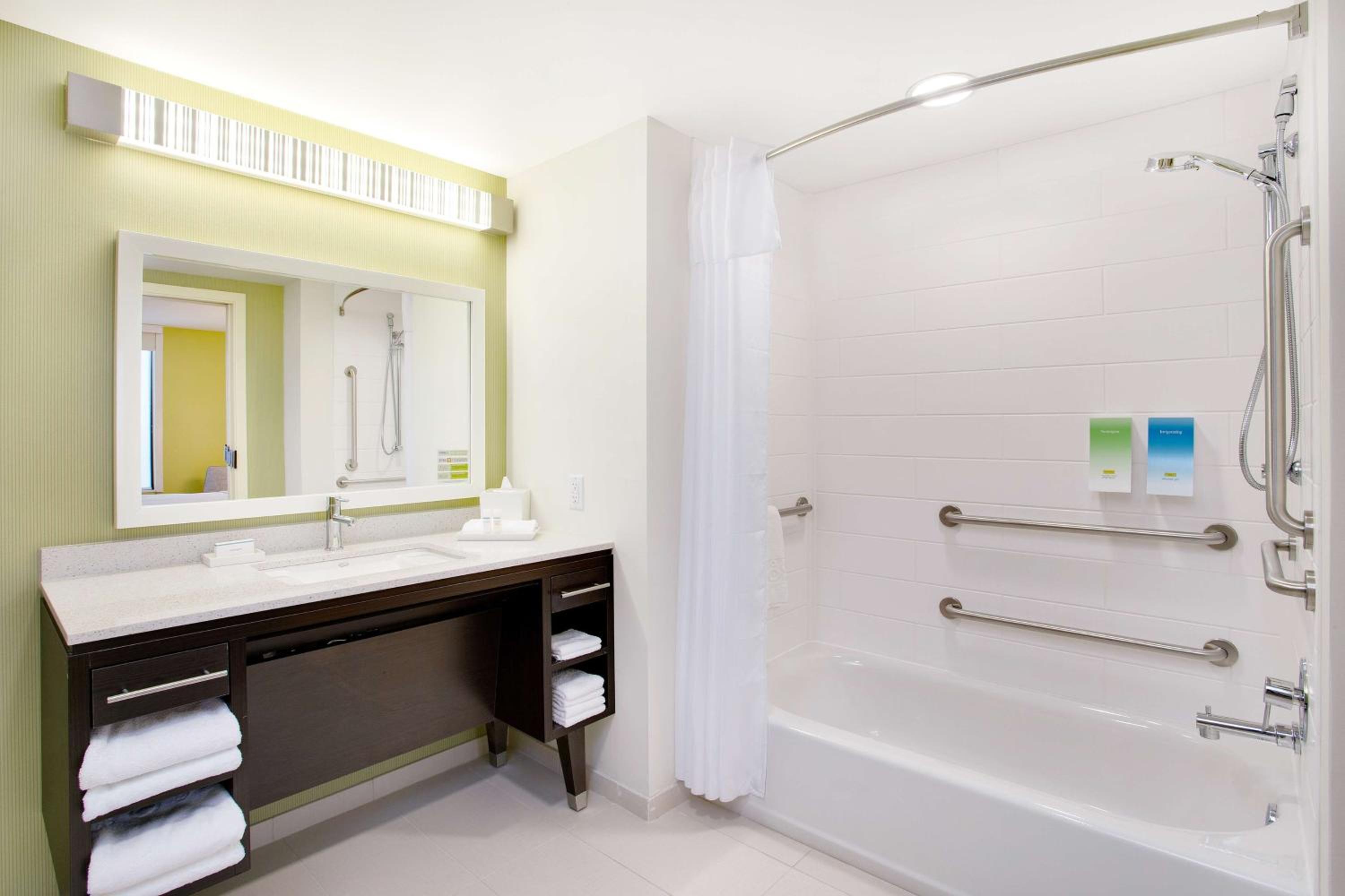 Queen Studio with Two Queen Beds - Mobility Access/Non-Smoking - Photo 5