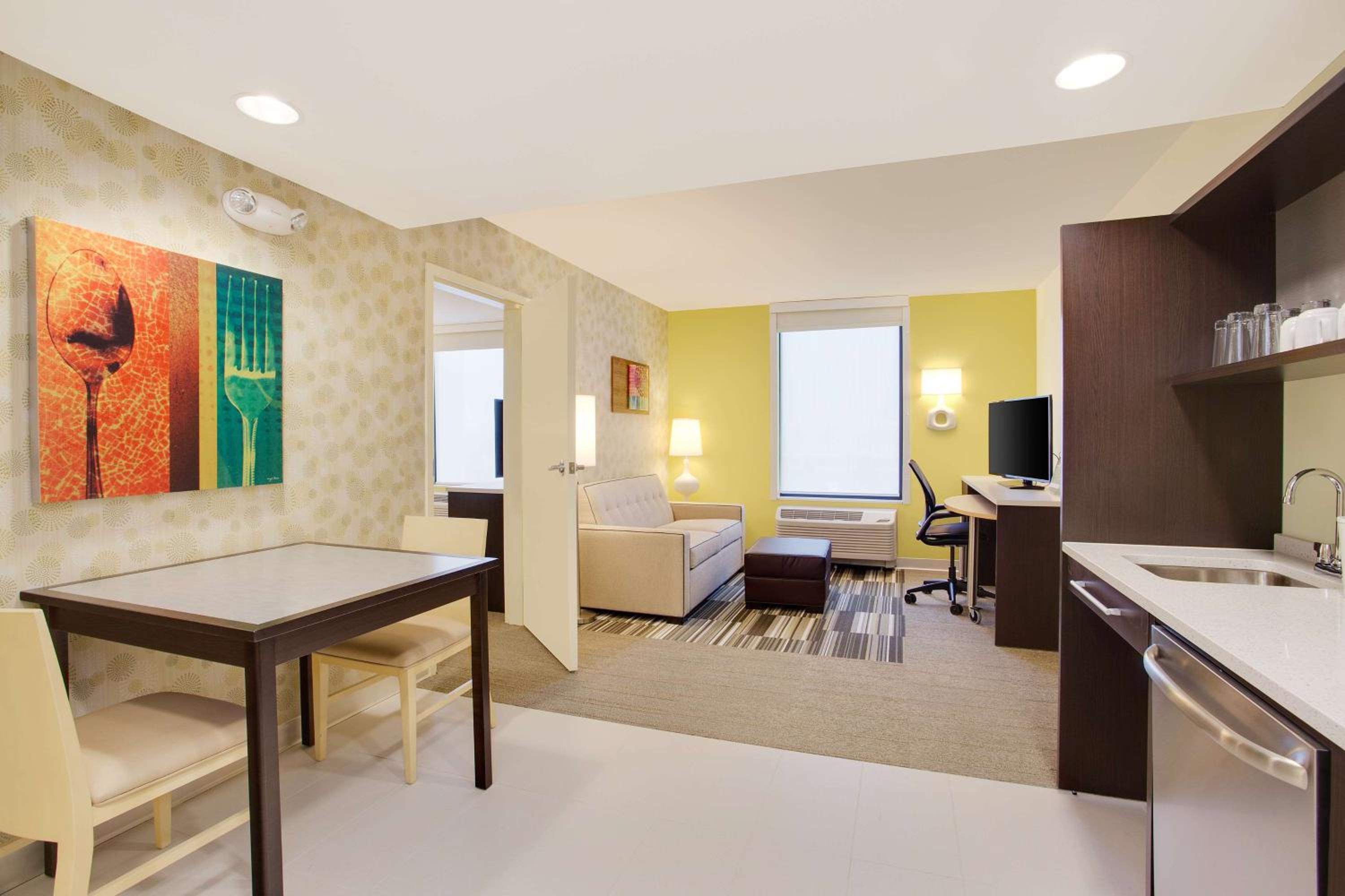 Queen Suite - Mobility Access/Non-Smoking - Photo 2