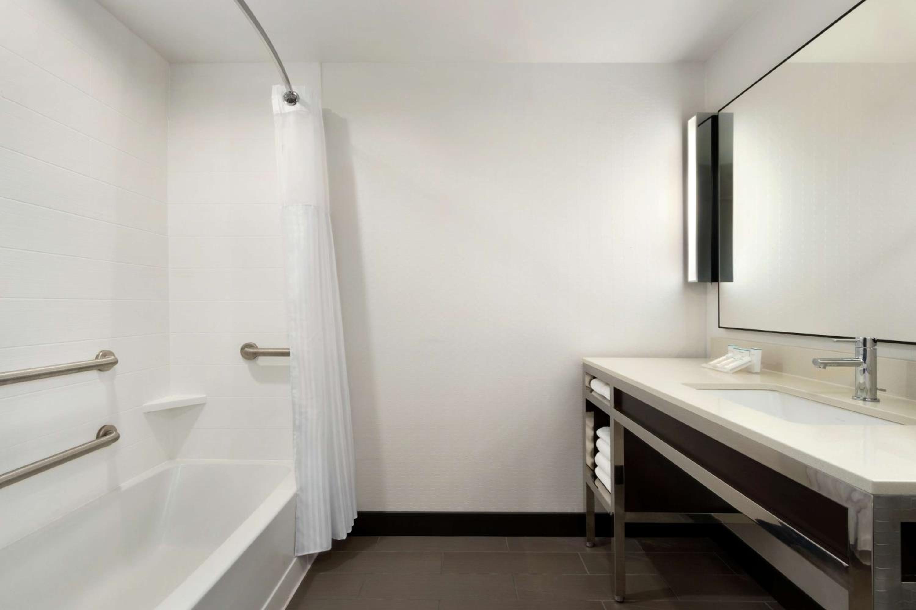 Queen Room with Two Queen Beds - Mobility and Hearing Access photo 3