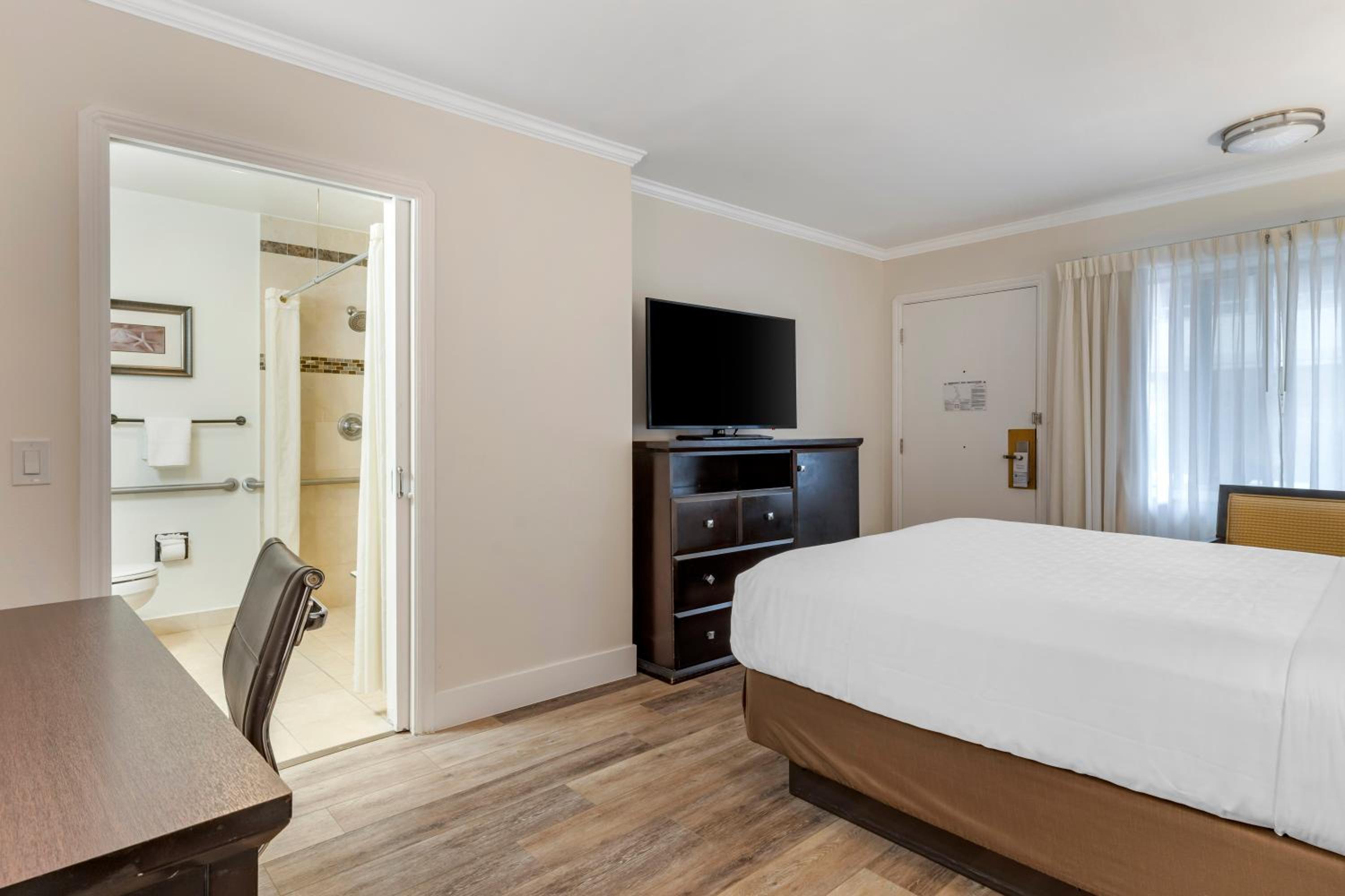 Queen Room with Roll-In Shower - Disability Access/Non-Smoking - Photo 4