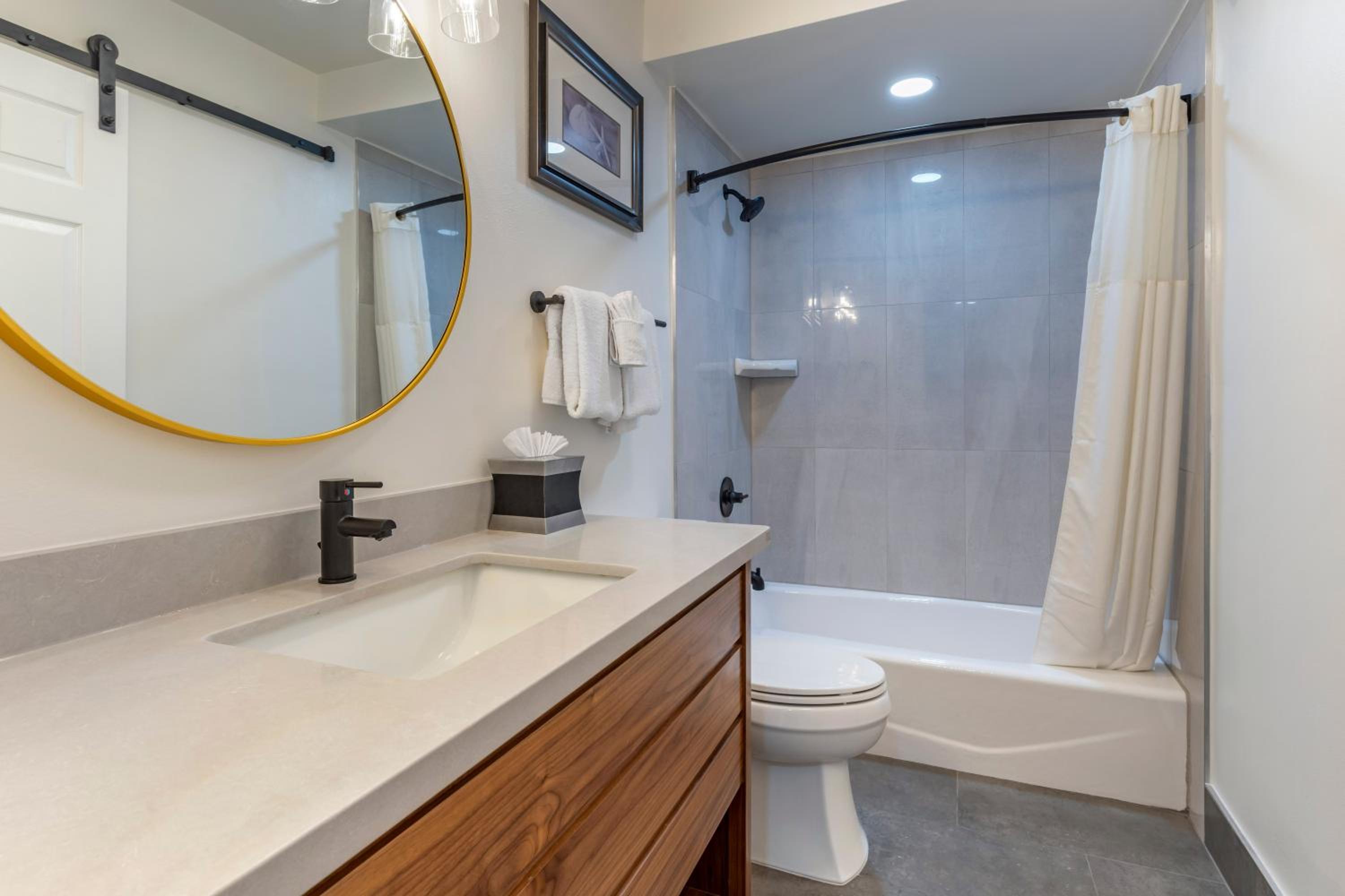 Two-Room King Suite with Living Room - Non-Smoking - Photo 7