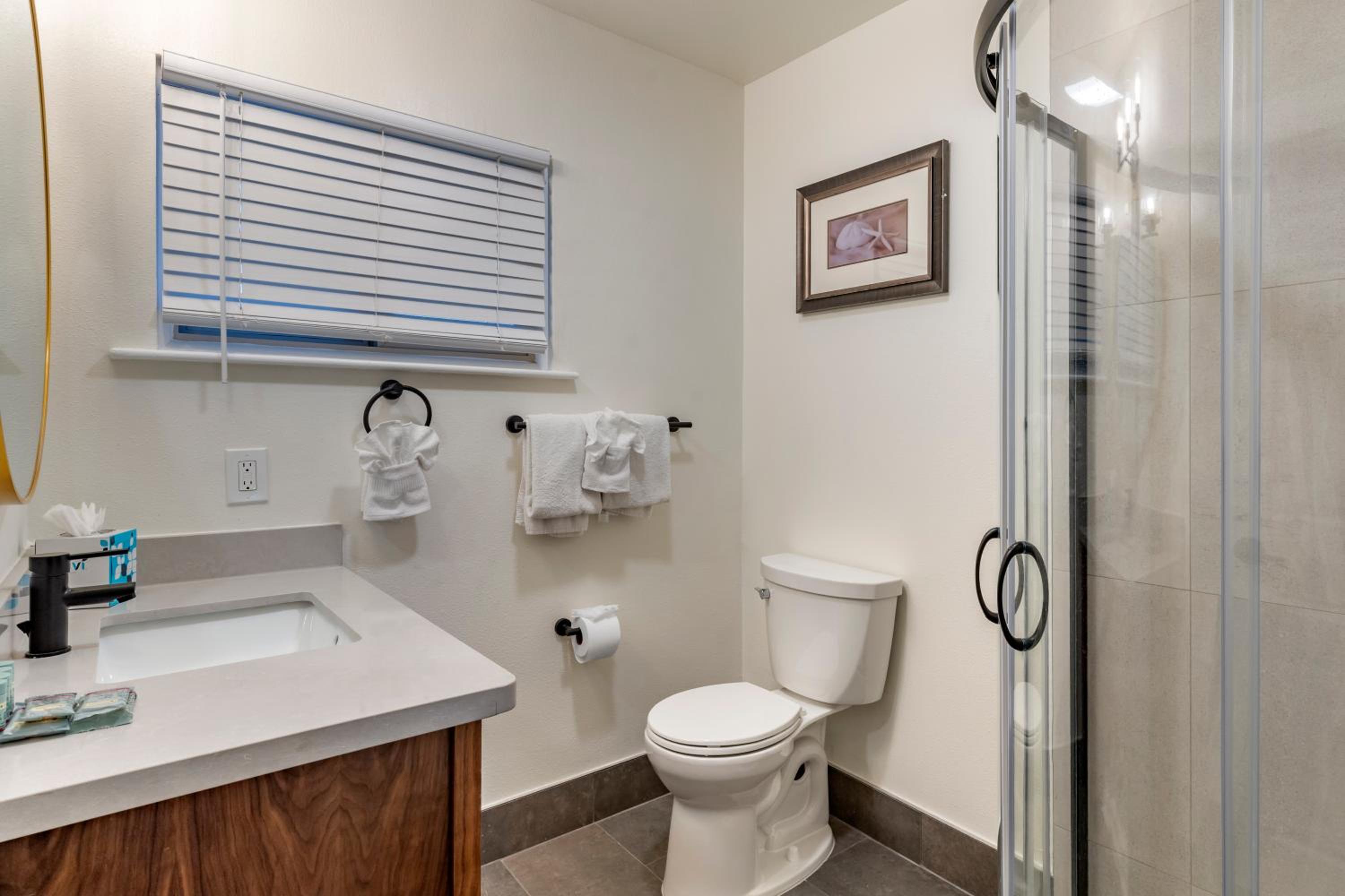 King Suite - Non-Smoking - Photo 2