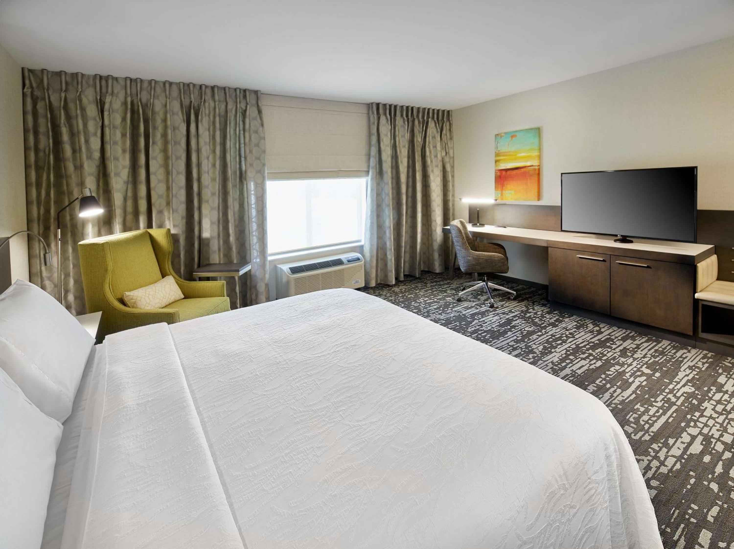 King Room with Bath Tub - Mobility and Hearing Access/Non-Smoking