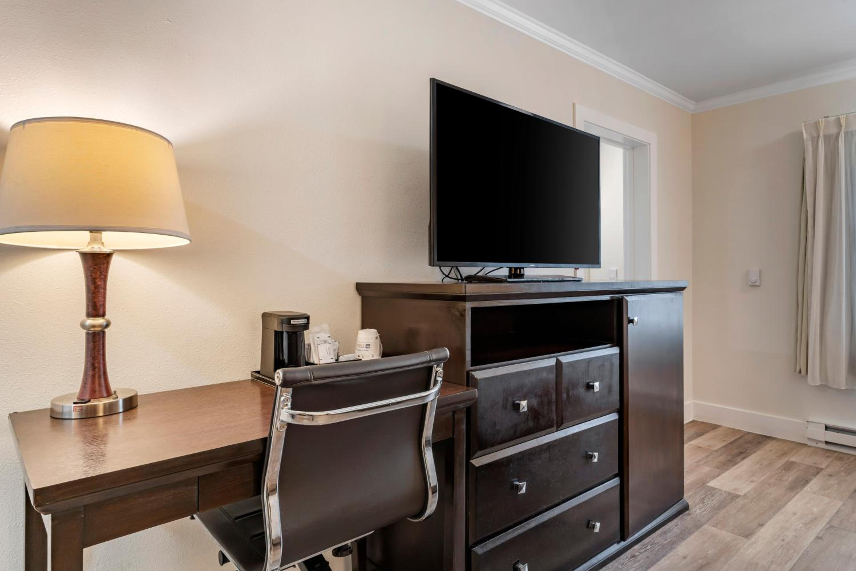 King Suite - Non-Smoking - Photo 1