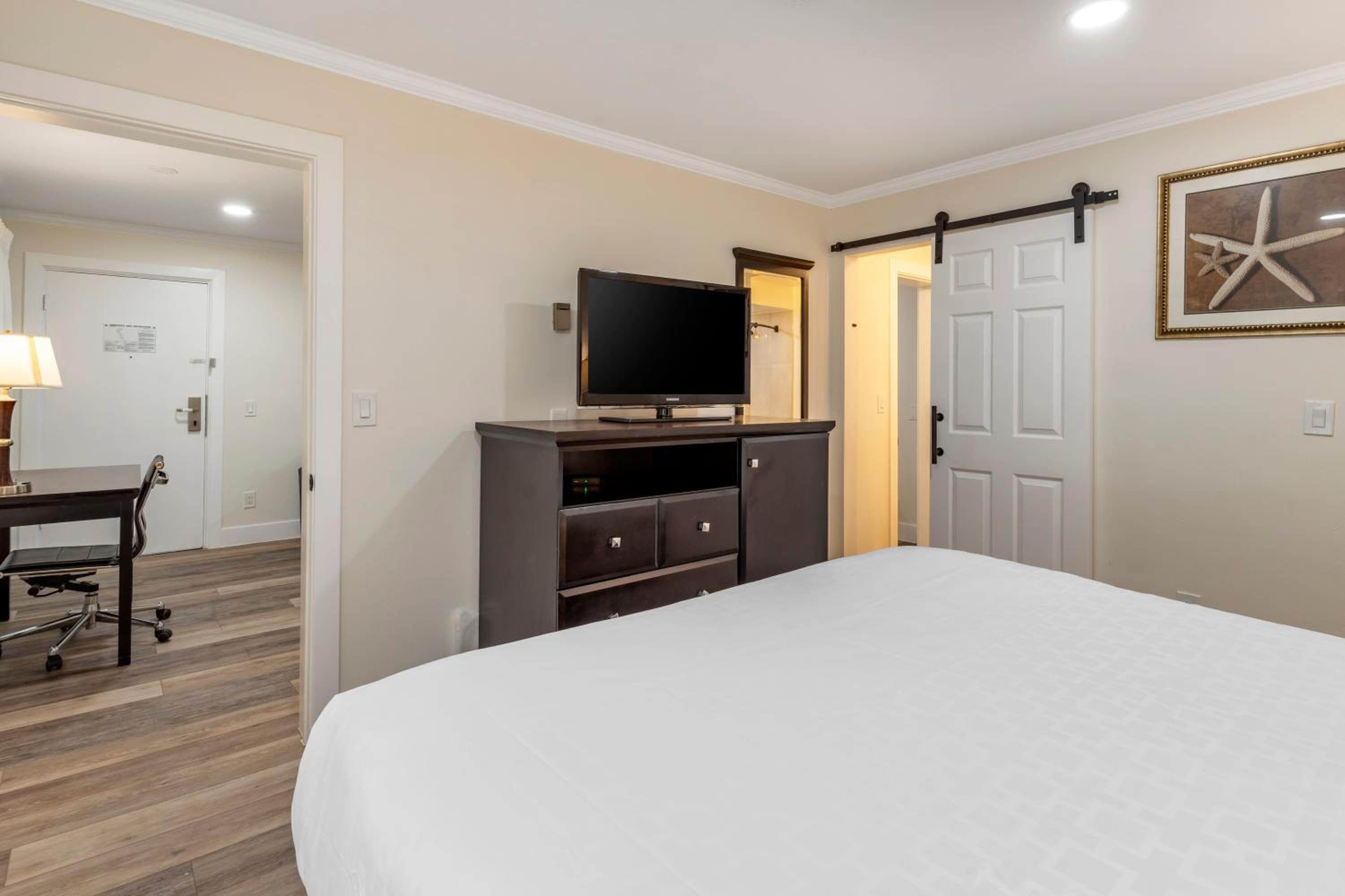 King Room - Non-Smoking - Photo 3