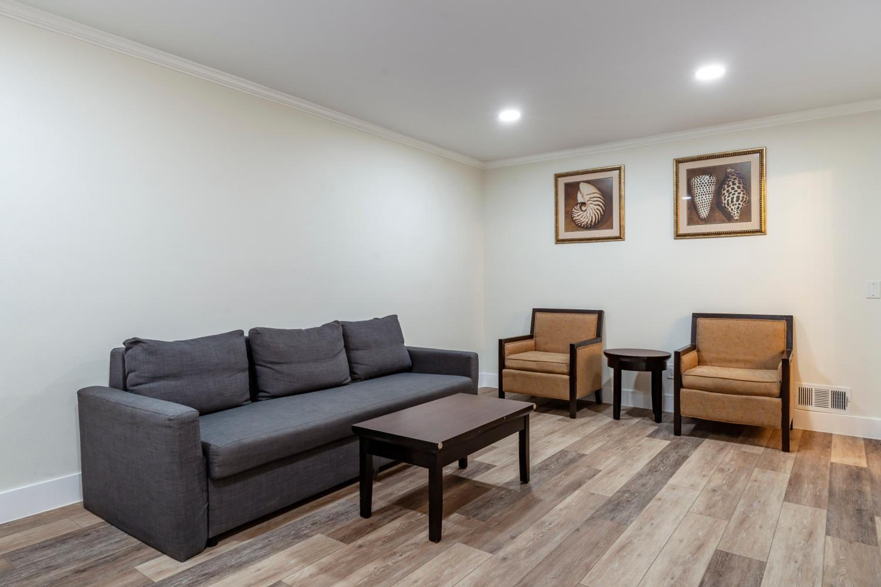 King Room - Non-Smoking - Photo 1