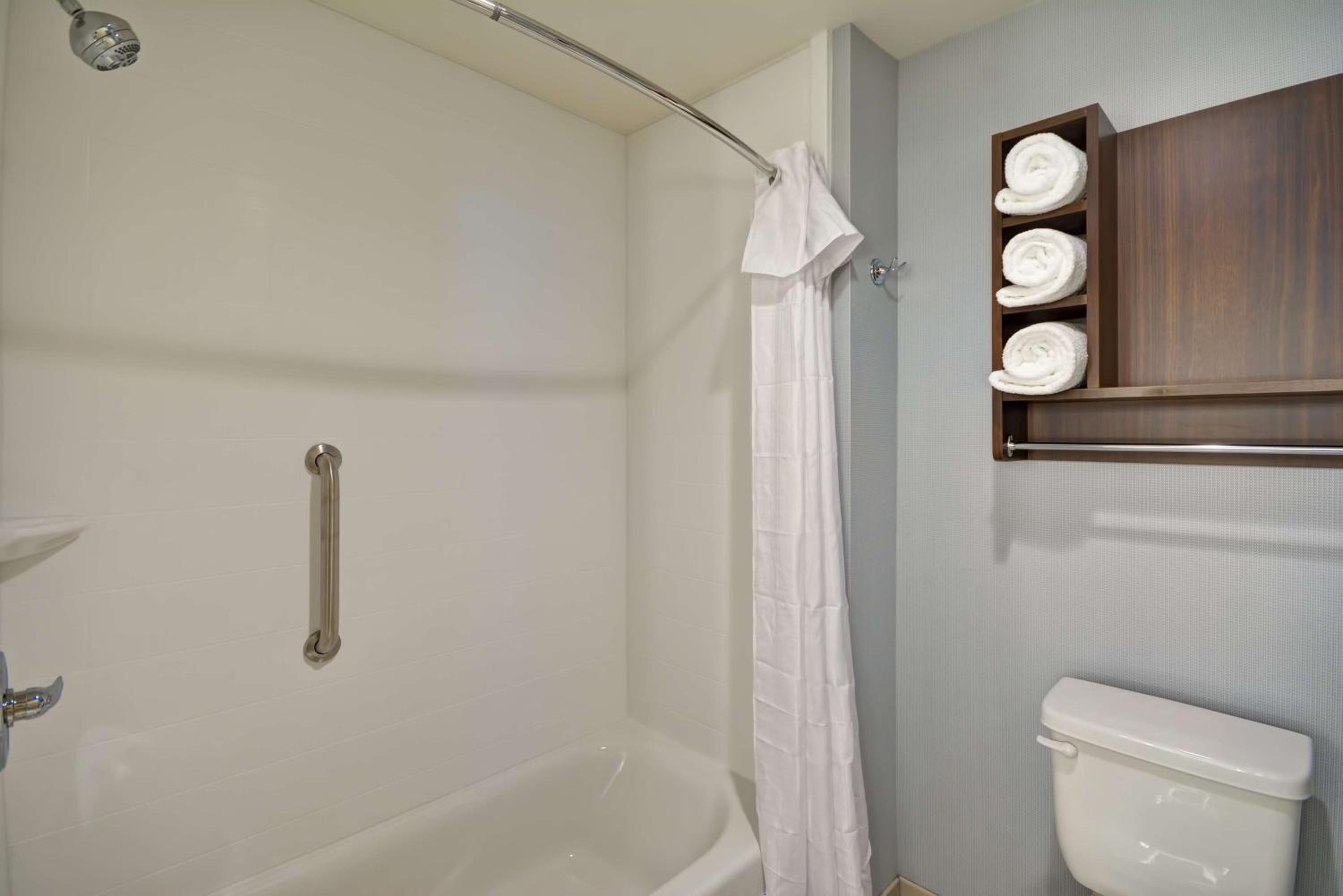 Queen Suite with Bath Tub - Mobility Access/Non-Smoking