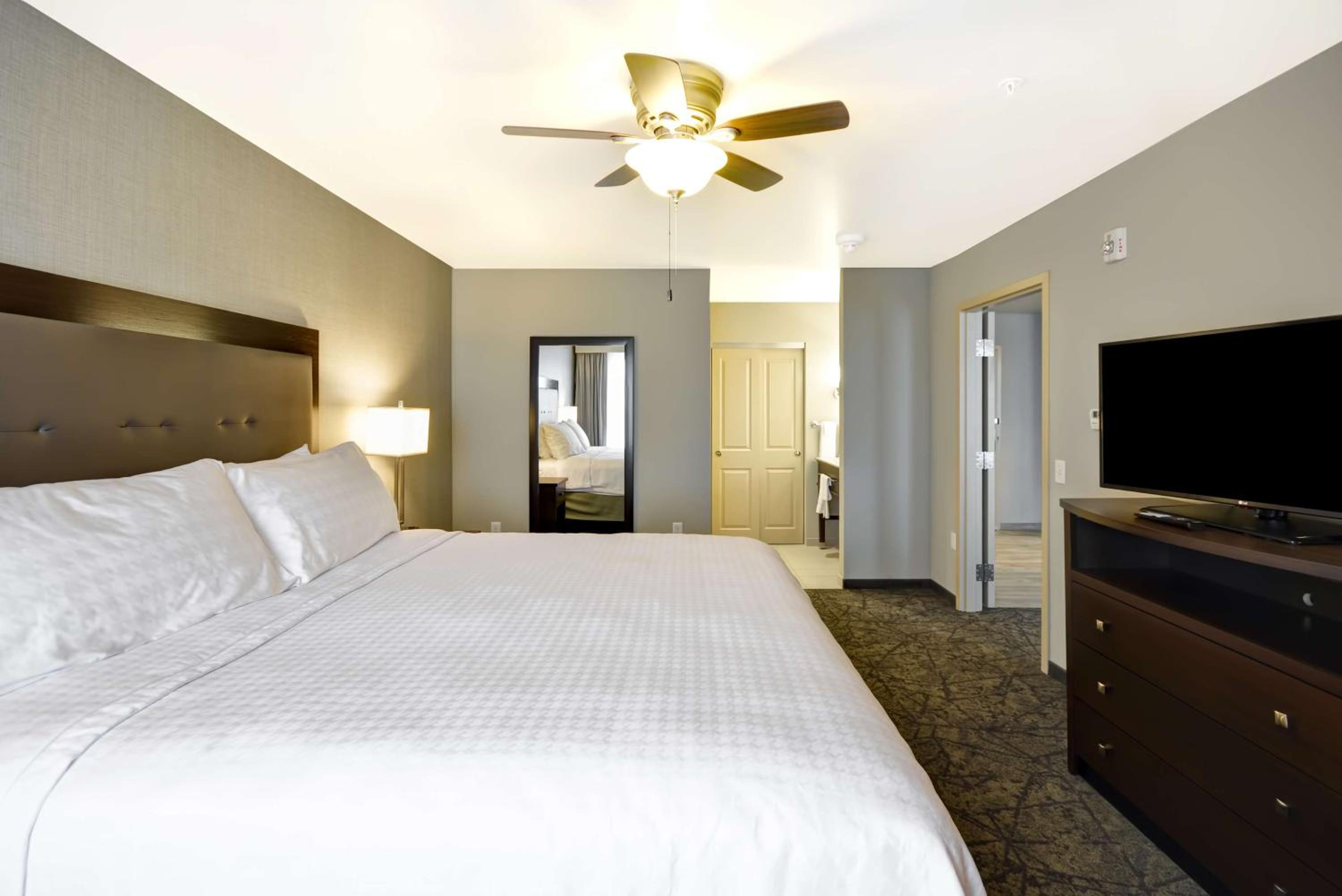 One-Bedroom King Suite - Non-Smoking