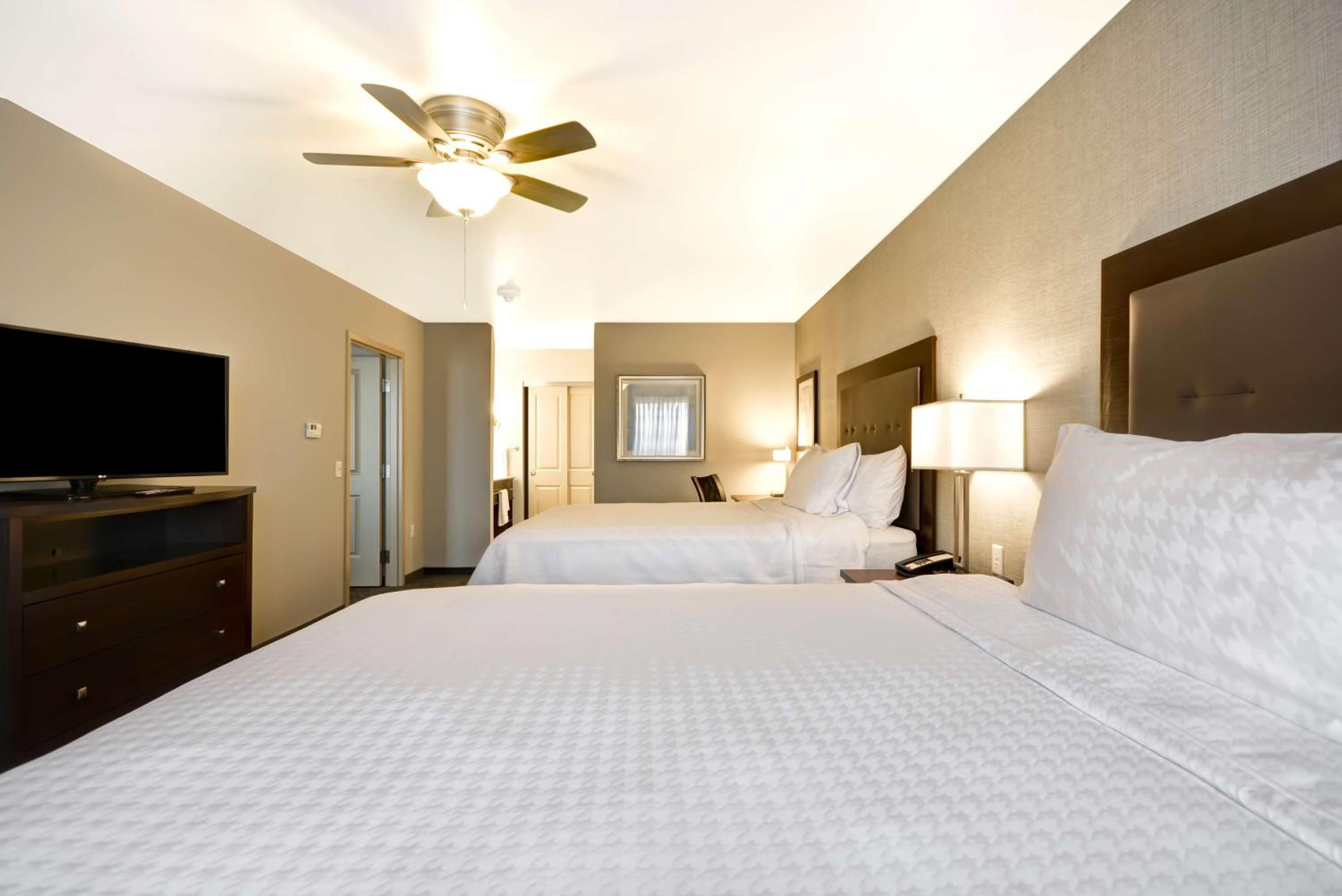 One-Bedroom Queen Suite with Two Queen Beds - Non-Smoking photo 2