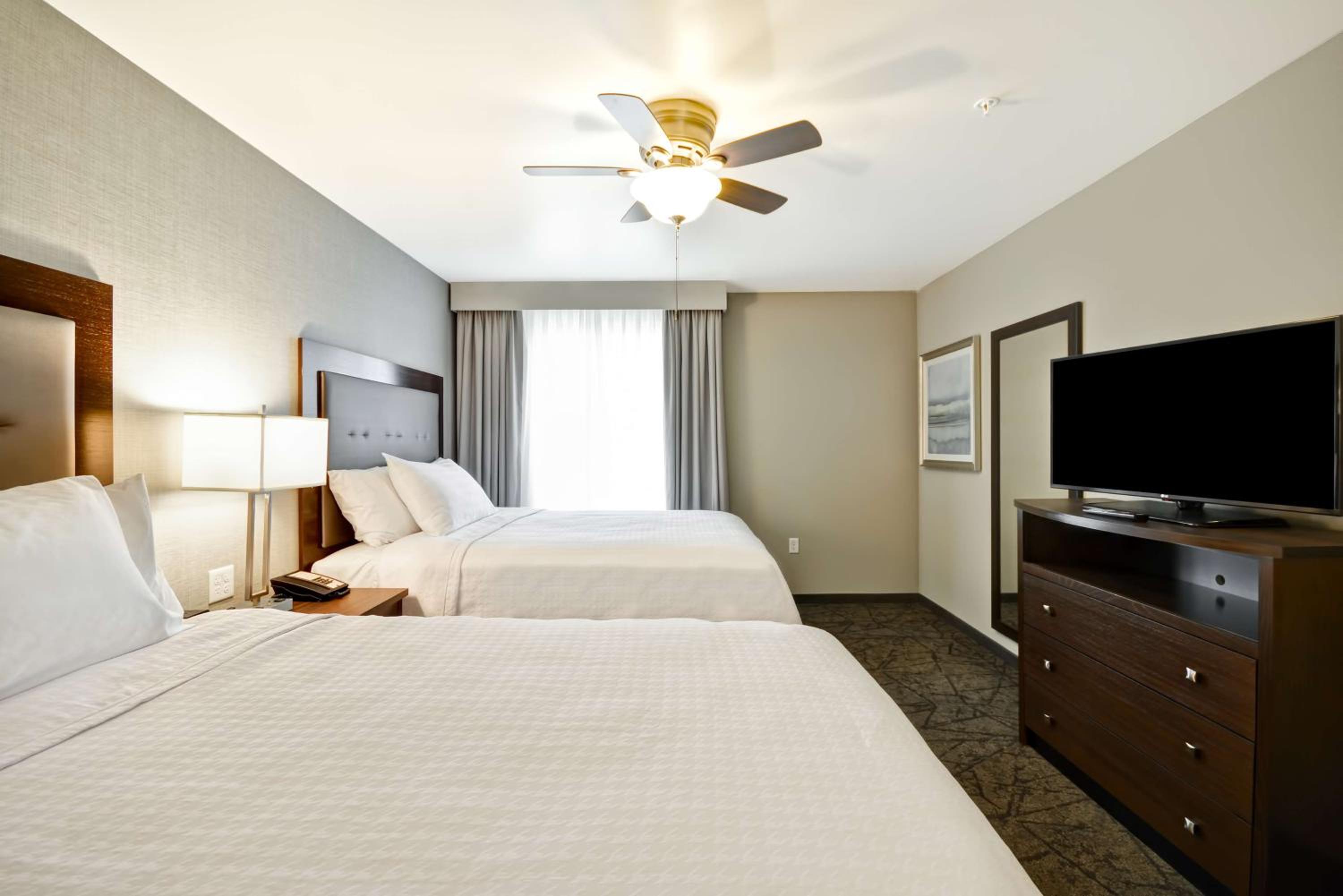 One-Bedroom Queen Suite with Two Queen Beds - Non-Smoking photo 3
